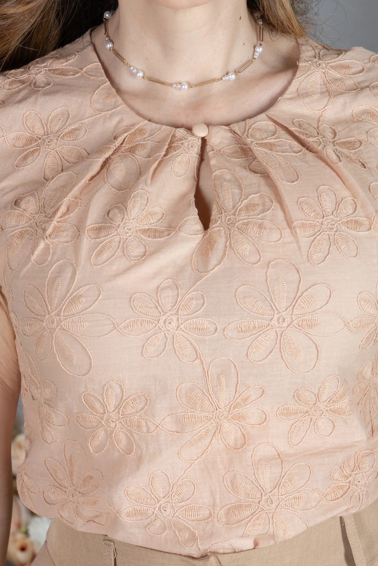 Blusa Manga Curta em Laise com Detalhe em Renda Manuela Bege