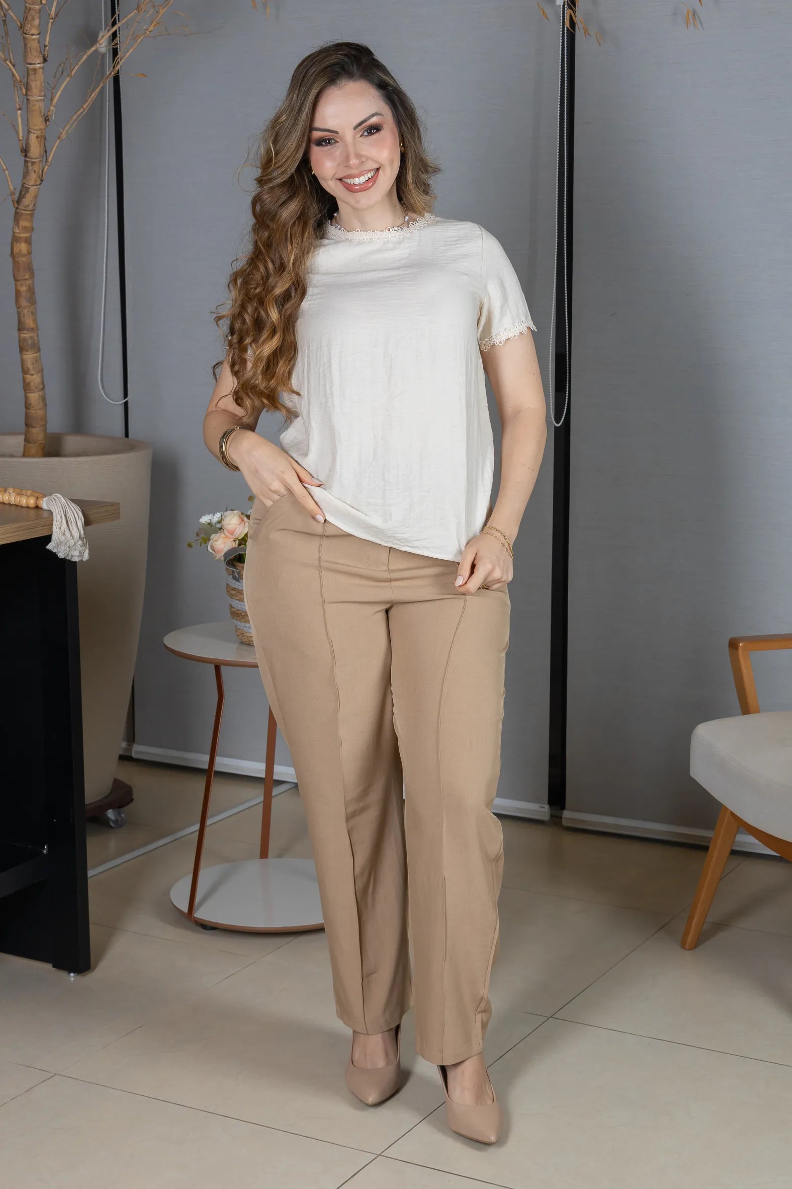 Blusa Manga Curta em Visco Eco Blend com Detalhes Bordados Leila Bege