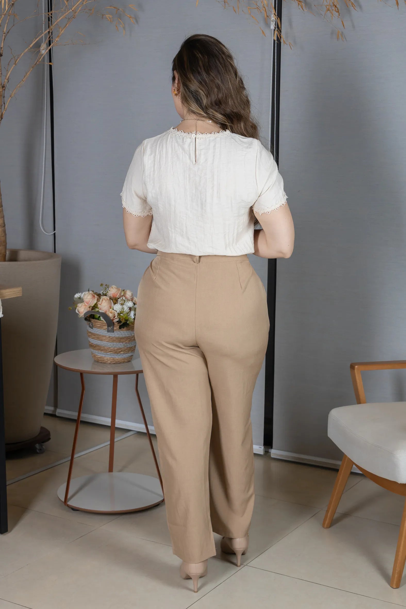 Blusa Manga Curta em Visco Eco Blend com Detalhes Bordados Leila Bege