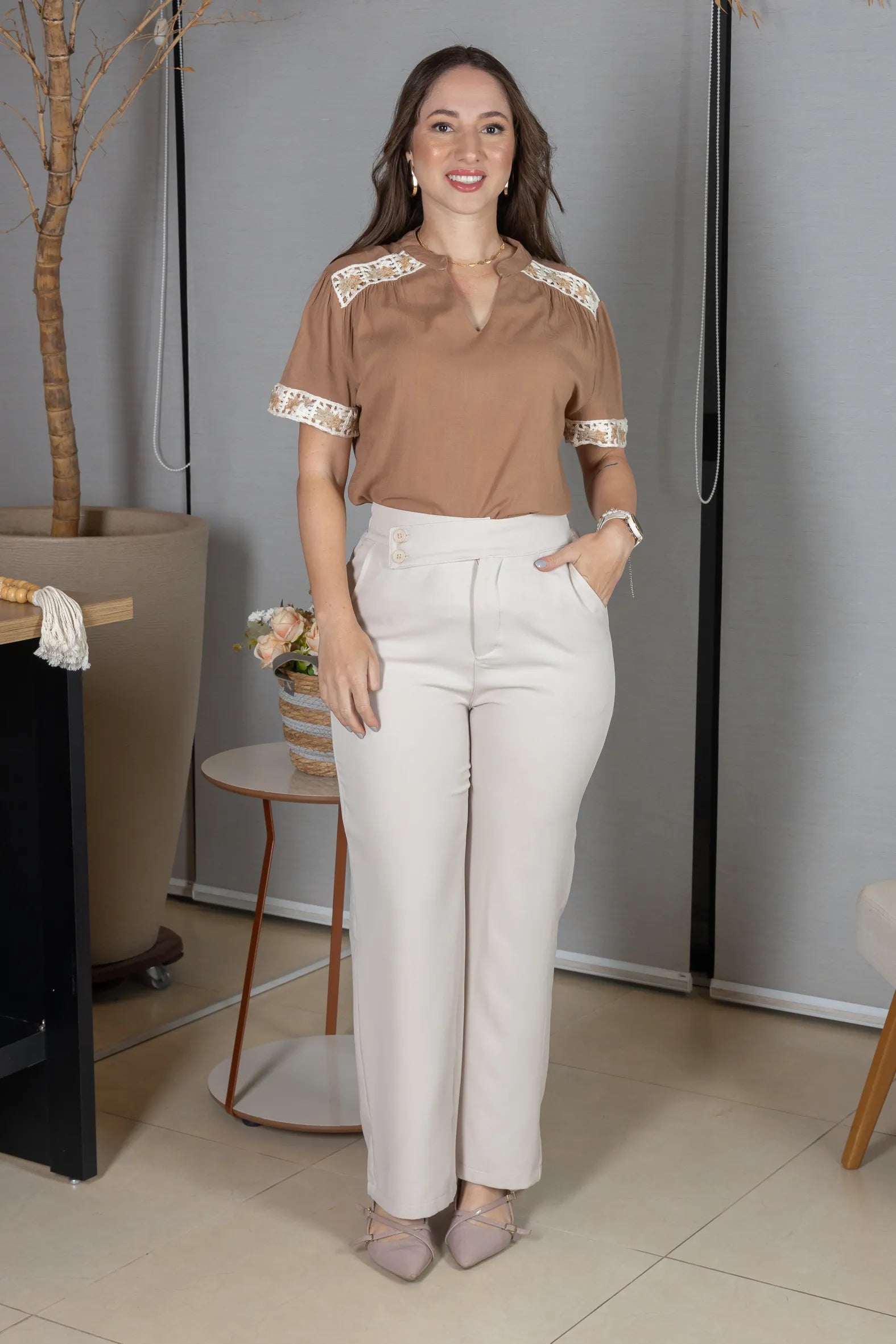 Blusa Manga Curta Decote em "V" Visco Linen com Detalhes Bordados Beatrice Marrom