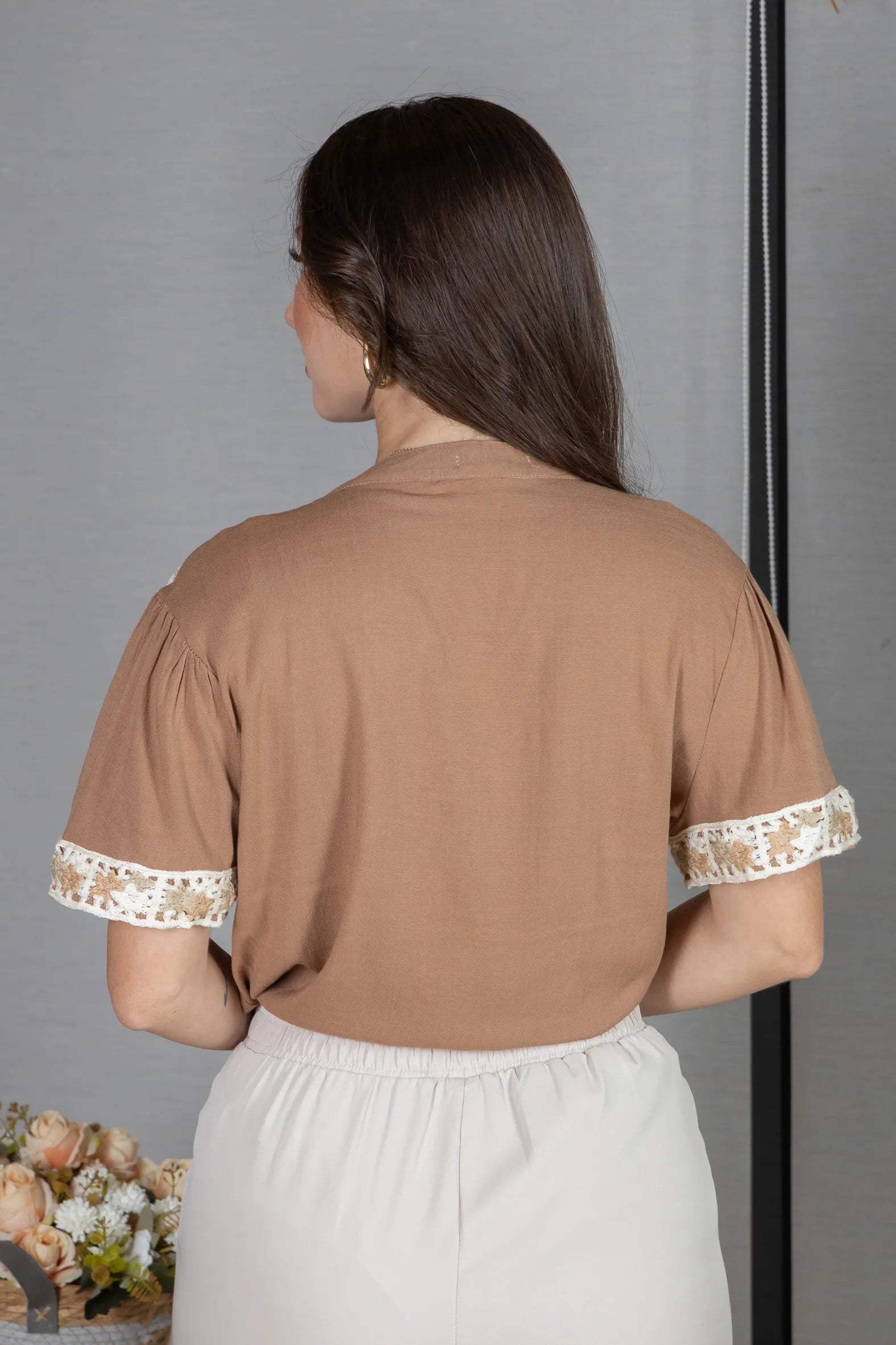 Blusa Manga Curta Decote em "V" Visco Linen com Detalhes Bordados Beatrice Marrom