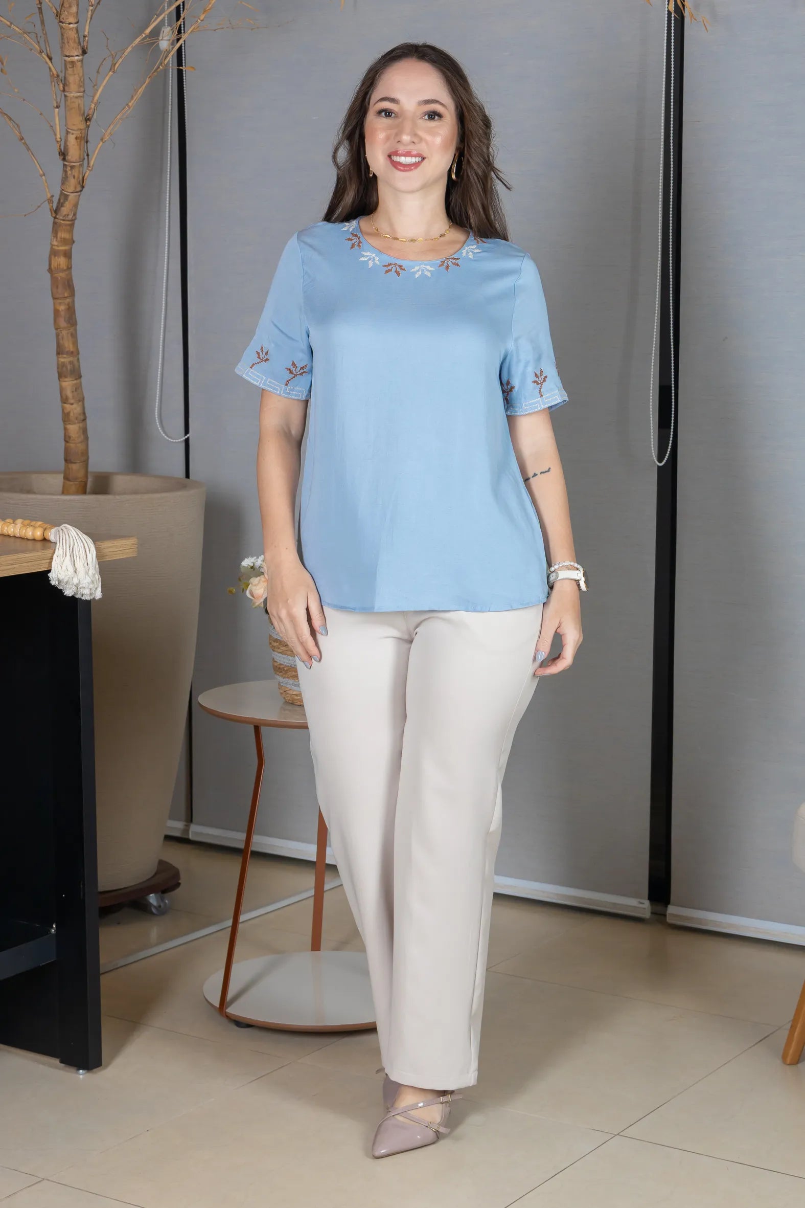 Blusa Manga Curta em Visco Mix com Detalhes Bordados Catarina Azul