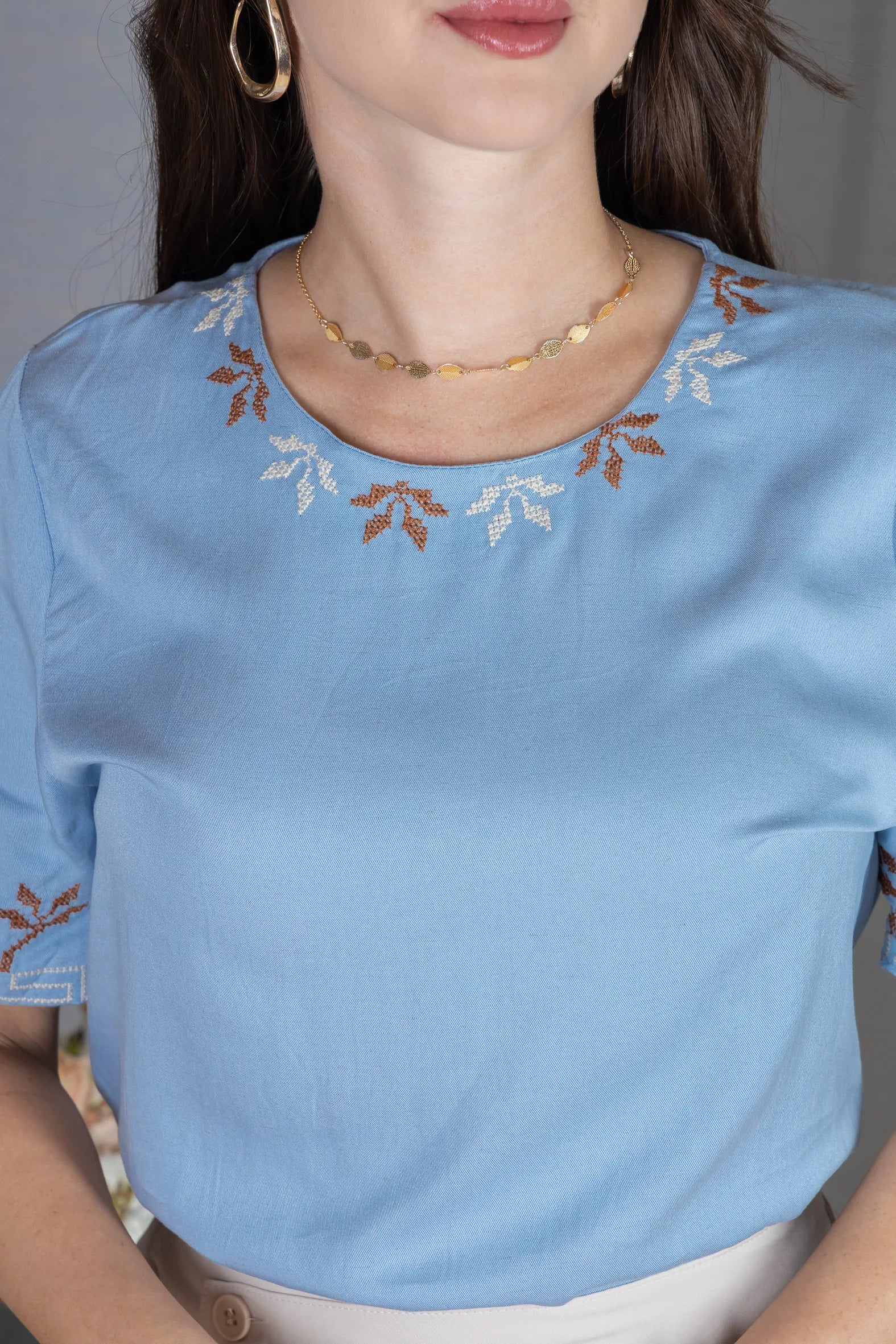 Blusa Manga Curta em Visco Mix com Detalhes Bordados Catarina Azul