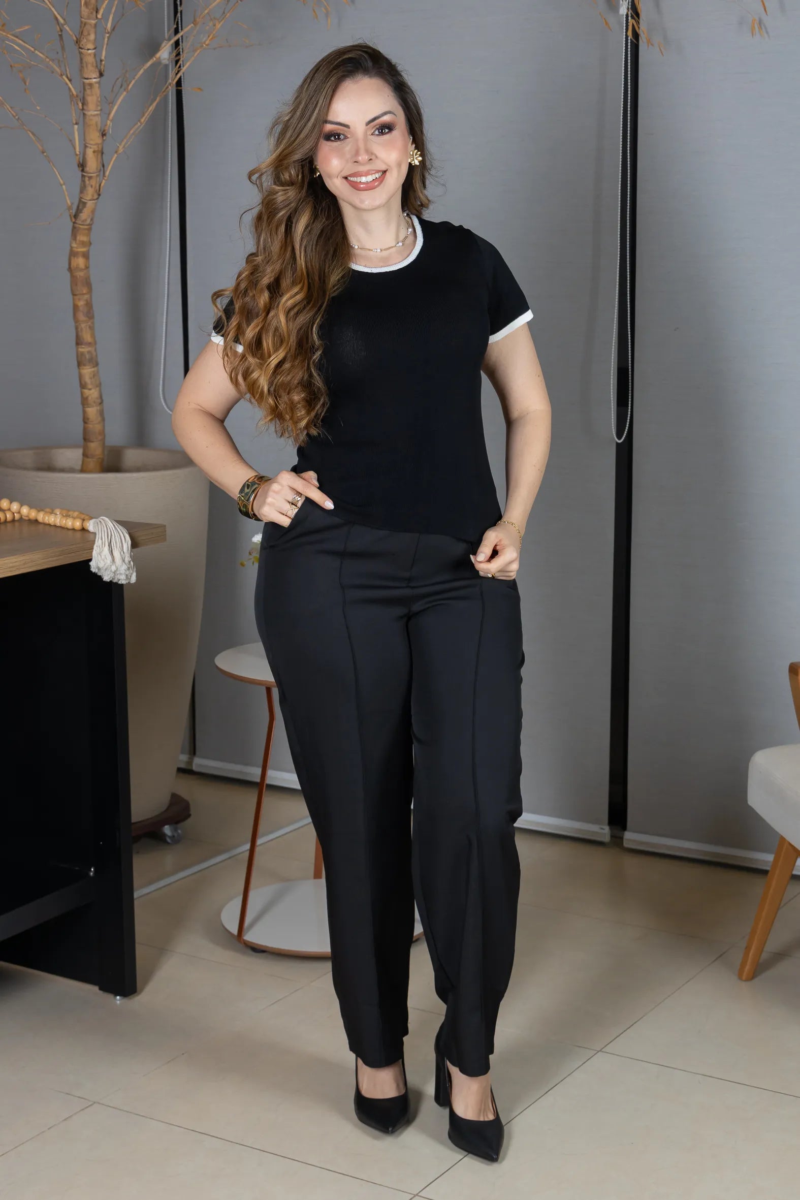 Blusa Manga Curta em Modal com Acabamento Contrastante Madeleine Preta