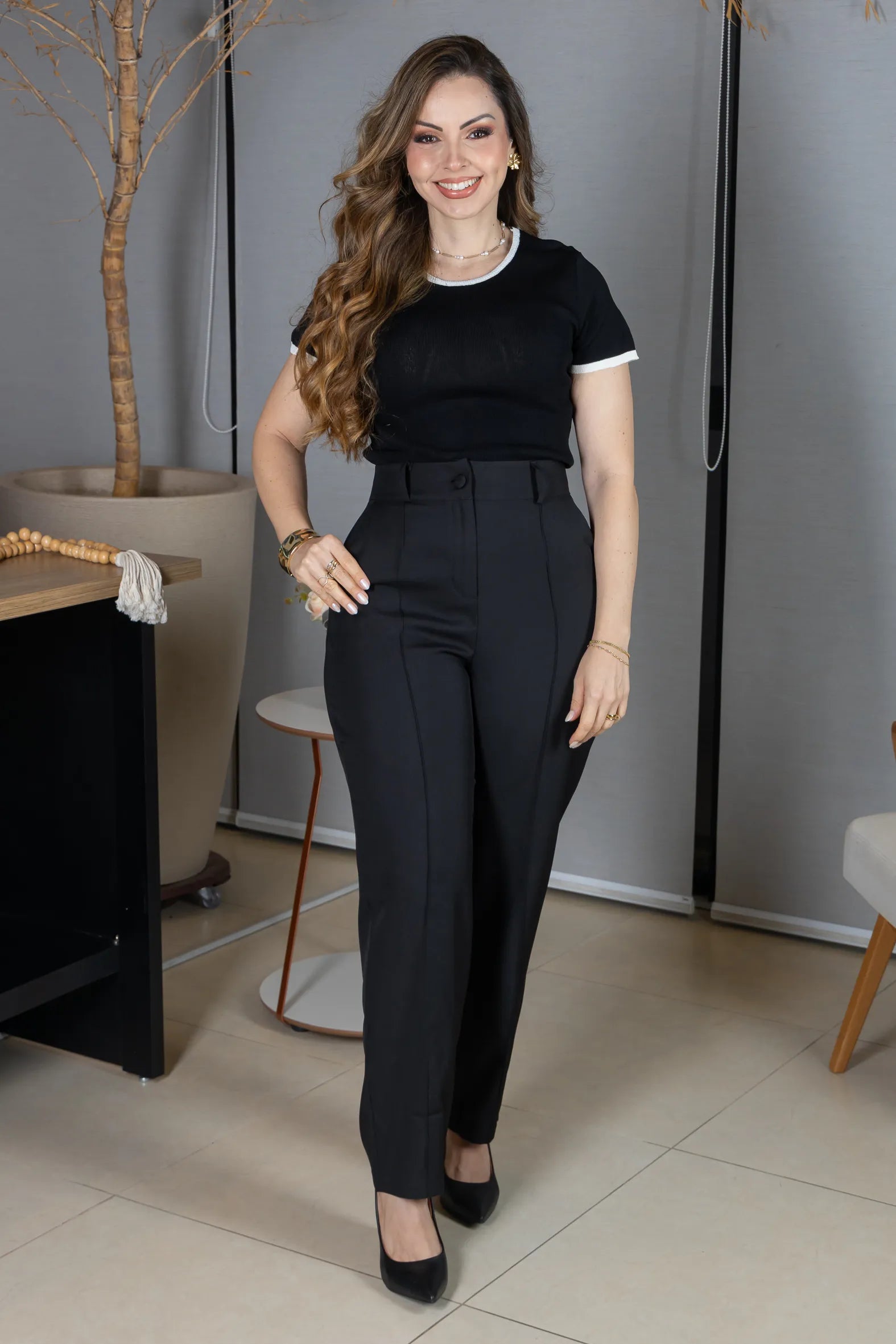 Blusa Manga Curta em Modal com Acabamento Contrastante Madeleine Preta