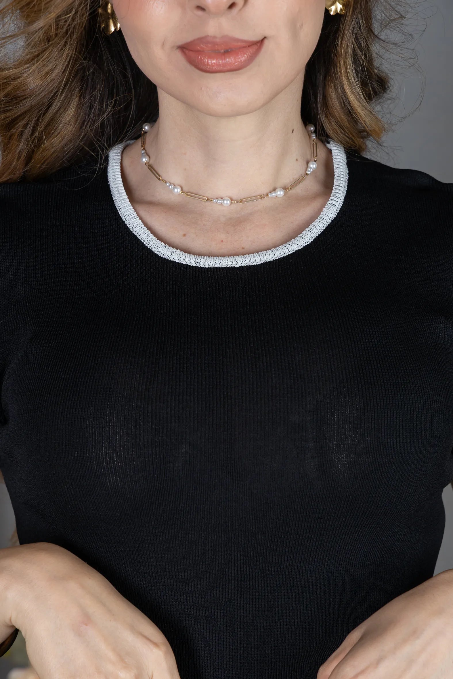 Blusa Manga Curta em Modal com Acabamento Contrastante Madeleine Preta