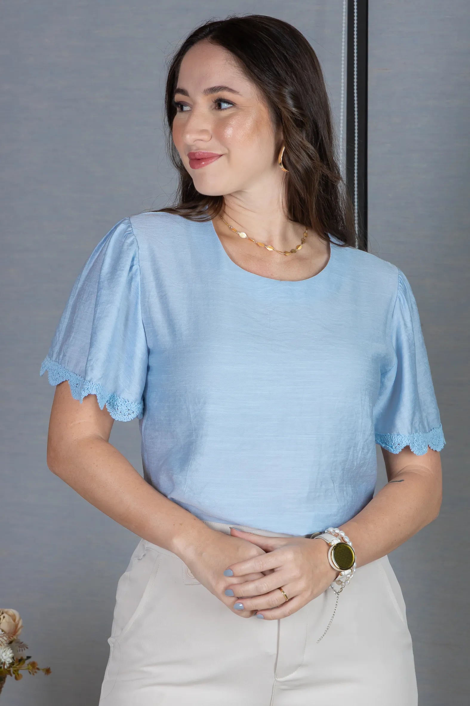 Blusa Manga Curta com Detalhes Bordados em Visco Soft Wanda Azul