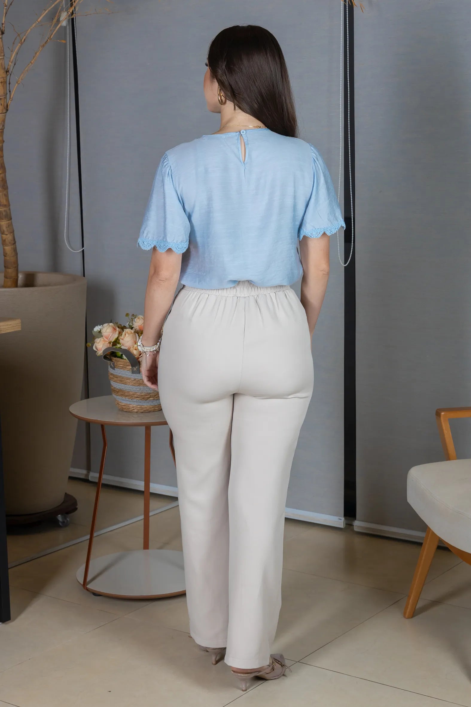 Blusa Manga Curta com Detalhes Bordados em Visco Soft Wanda Azul