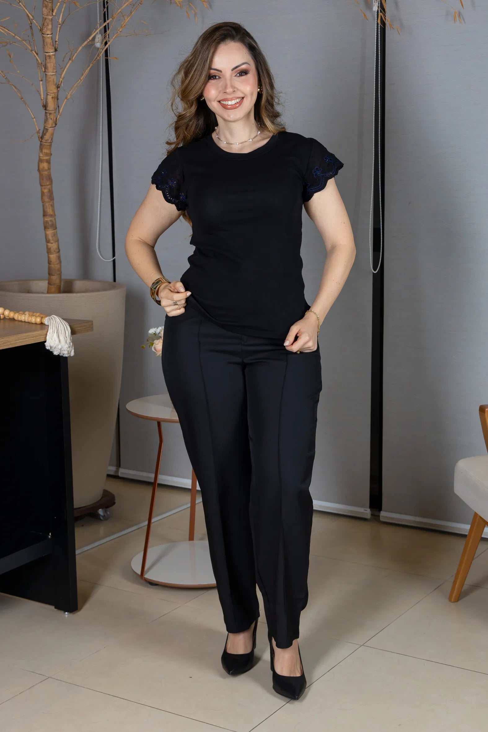 Blusa Manga Curta em Cotton Lycra com Detalhe Rendado Elise Preta