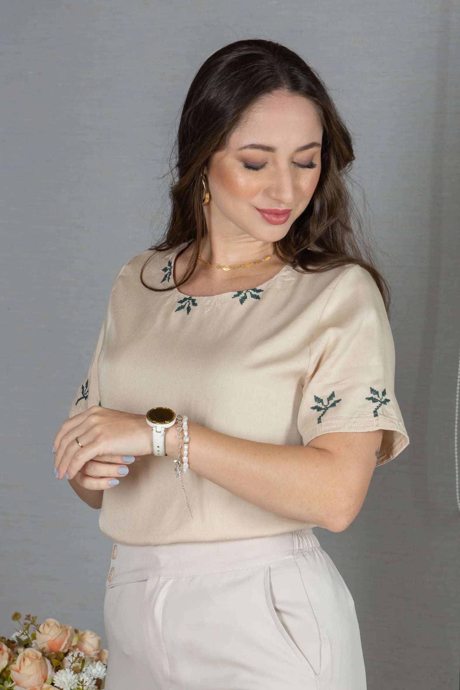 Blusa Manga Curta em Visco Mix com Detalhes Bordados Catarina Bege