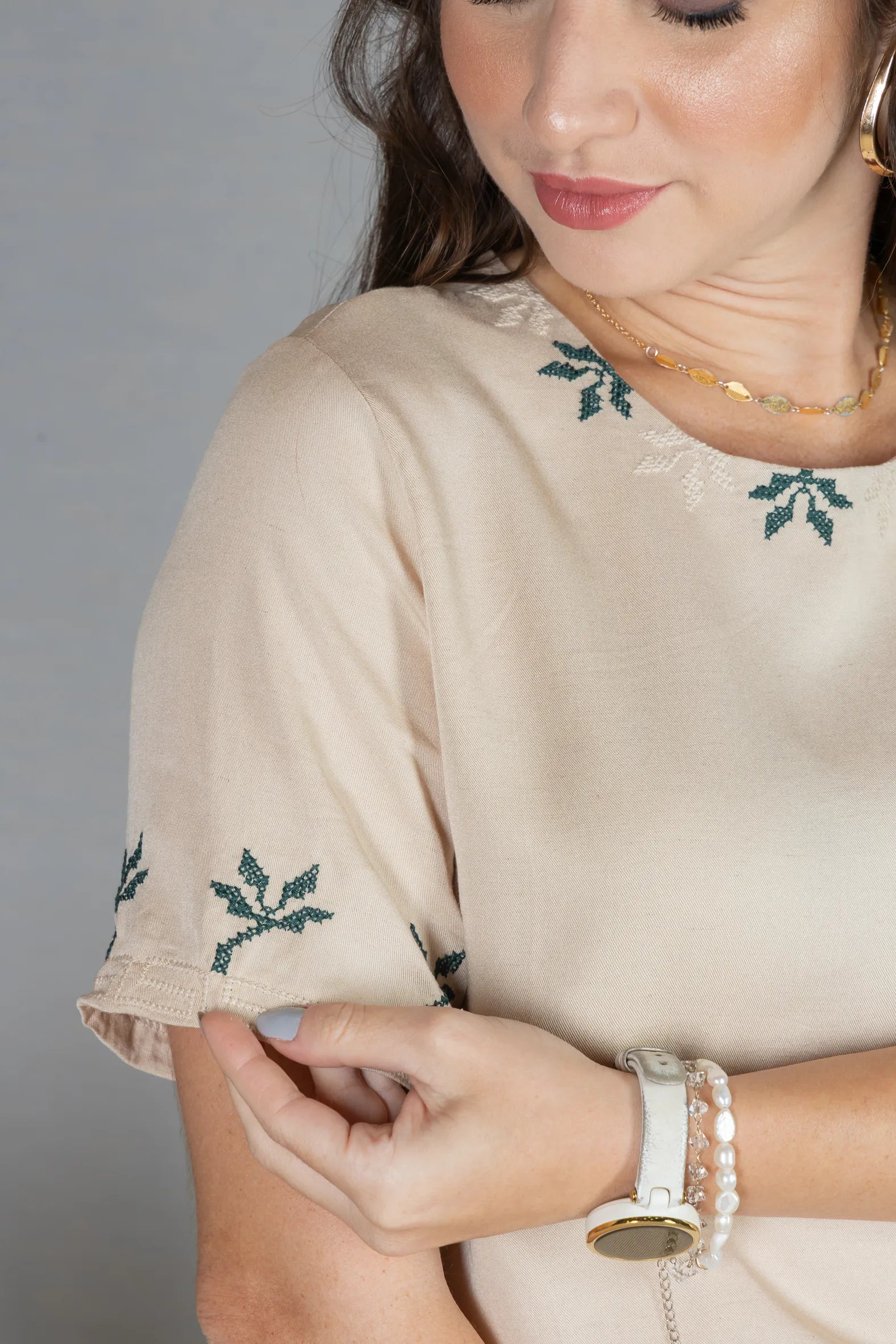 Blusa Manga Curta em Visco Mix com Detalhes Bordados Catarina Bege