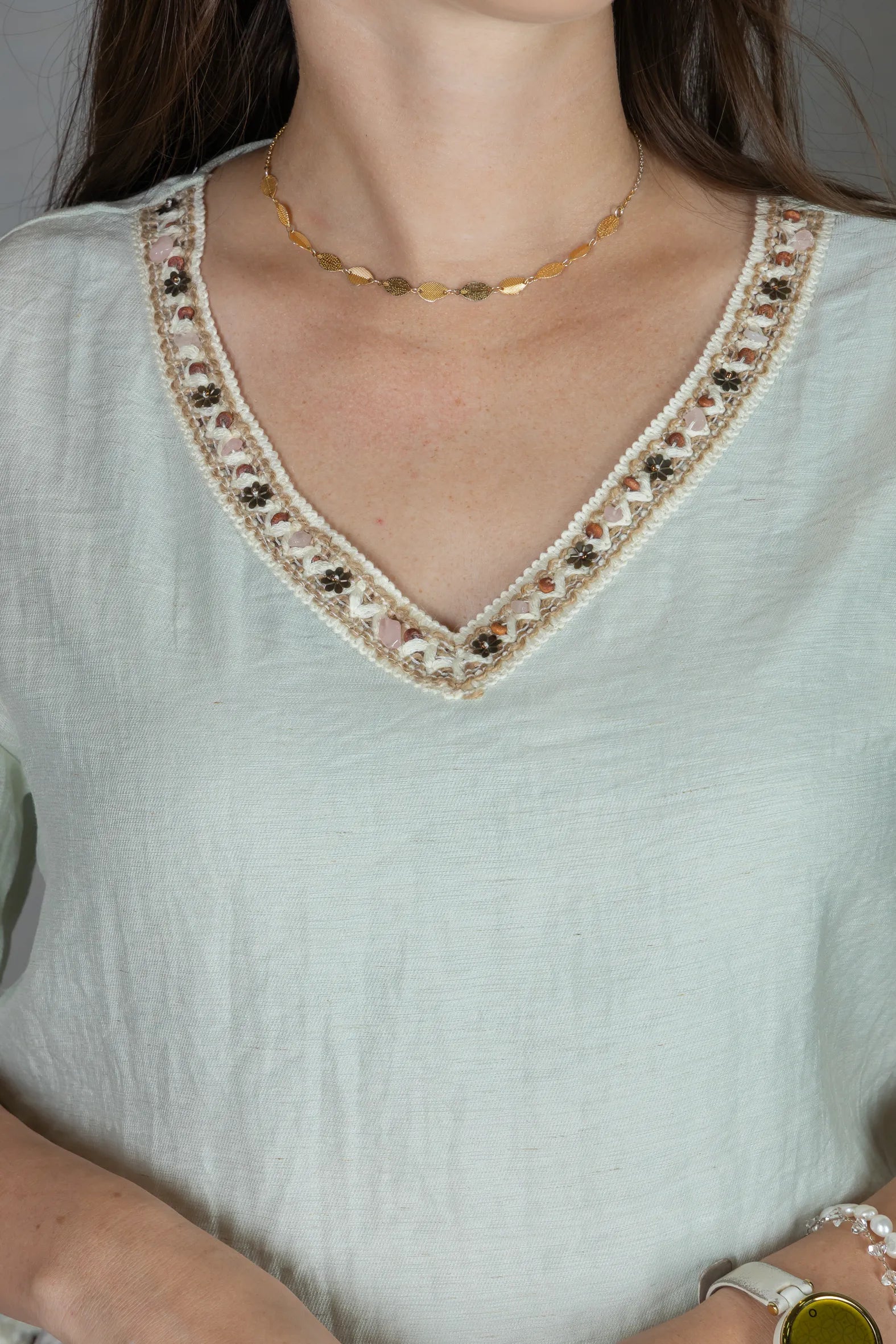 Blusa Manga Curta Decote em "V" em Visco Mix  Bordado com Pedraria Leandra Verde