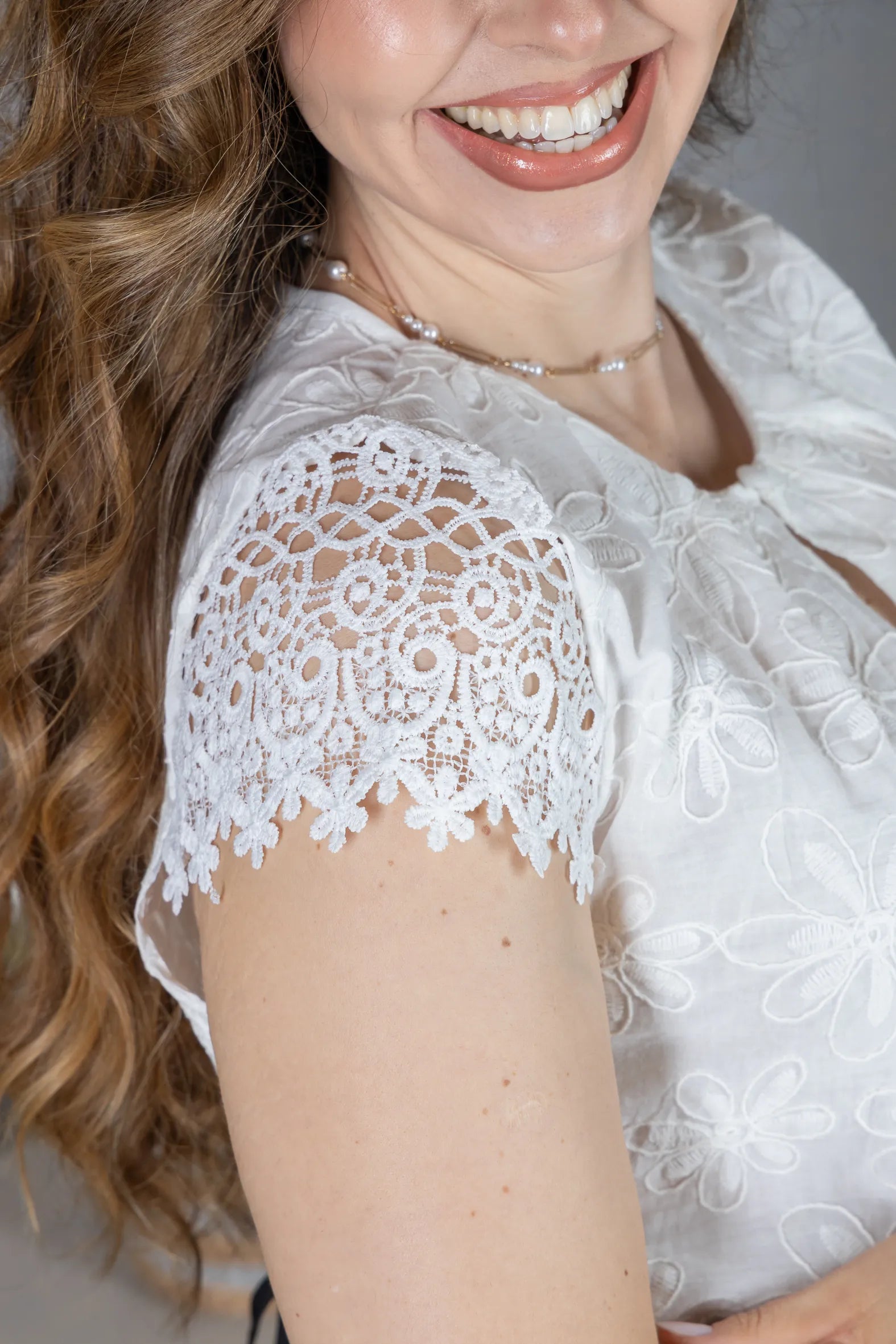 Blusa Manga Curta em Laise com Detalhe em Renda Manuela Branca