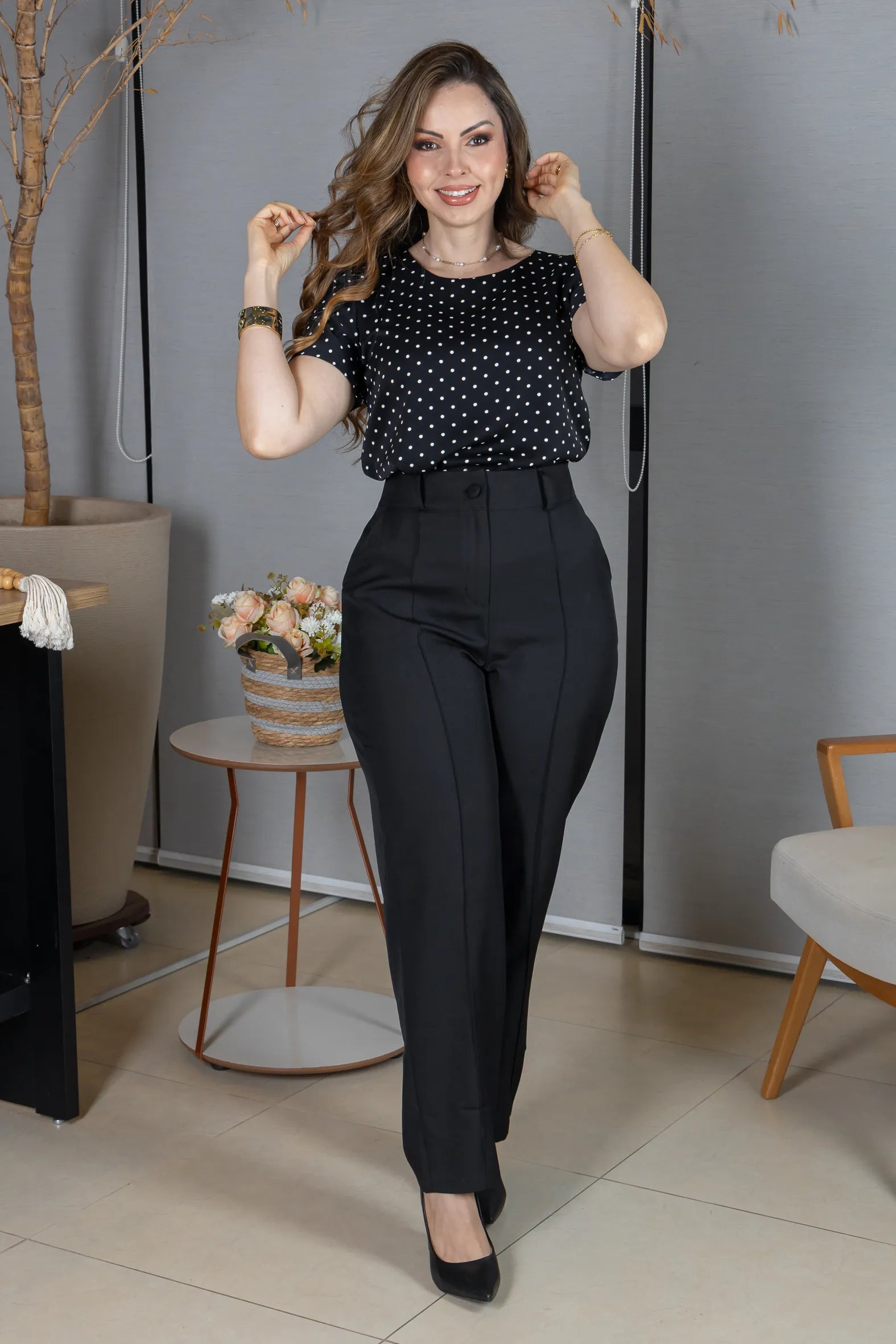 Blusa Manga Curta em Crepe Classic com Estampa Poá Ester Preta