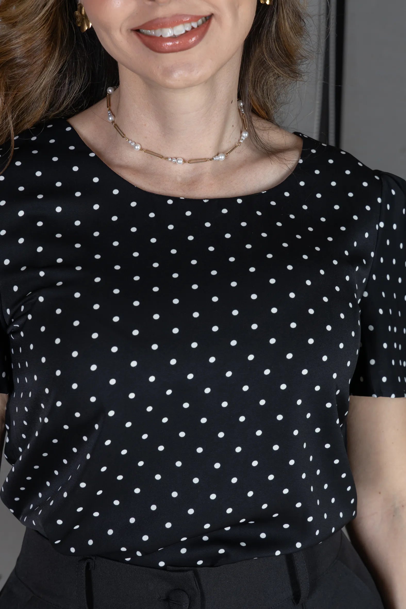 Blusa Manga Curta em Crepe Classic com Estampa Poá Ester Preta