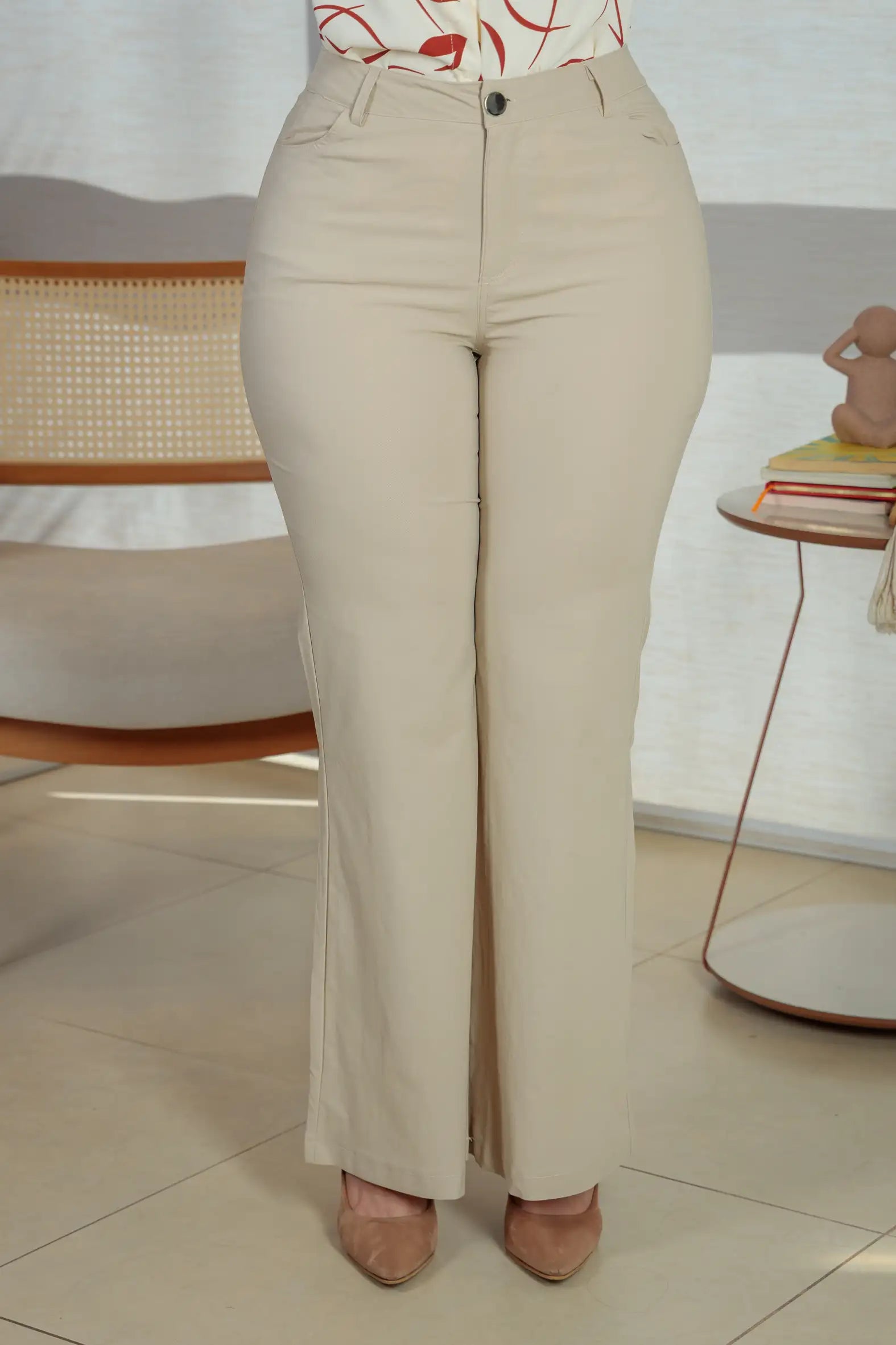 Calça Flare Em Sarja Letícia Creme