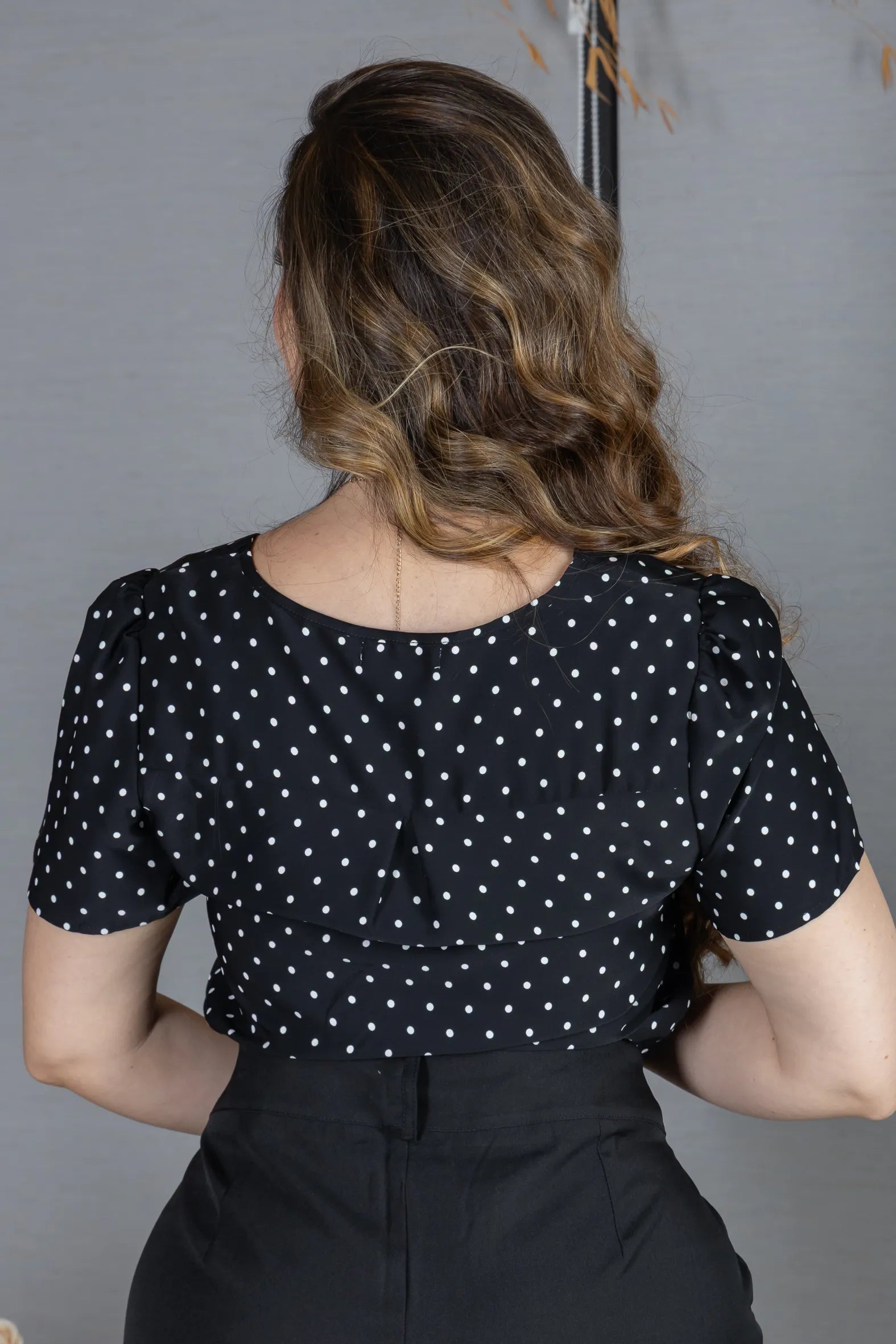 Blusa Manga Curta em Crepe Classic com Estampa Poá Ester Preta