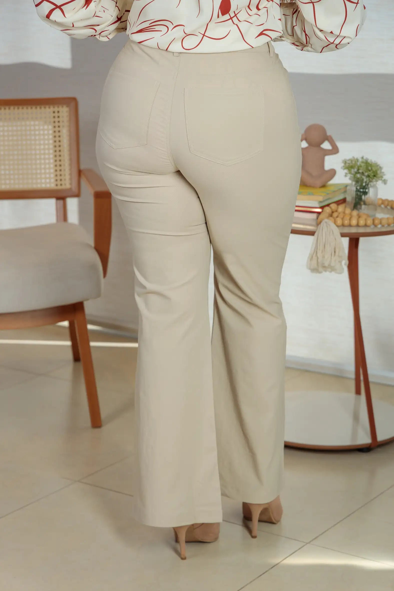 Calça Flare Em Sarja Letícia Creme