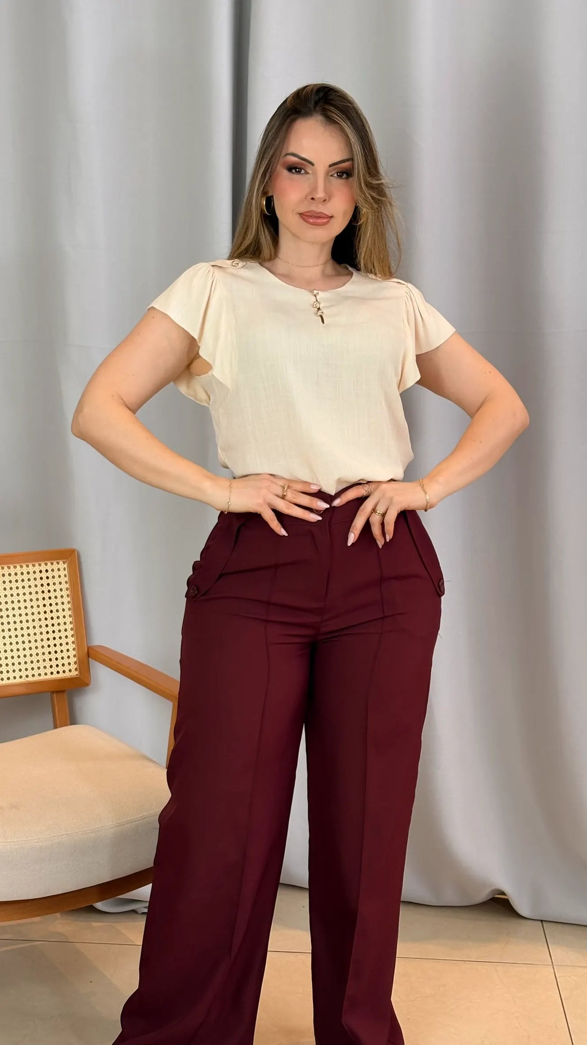 Conjunto: Blusa Neia Creme + Calça Simone Marsala