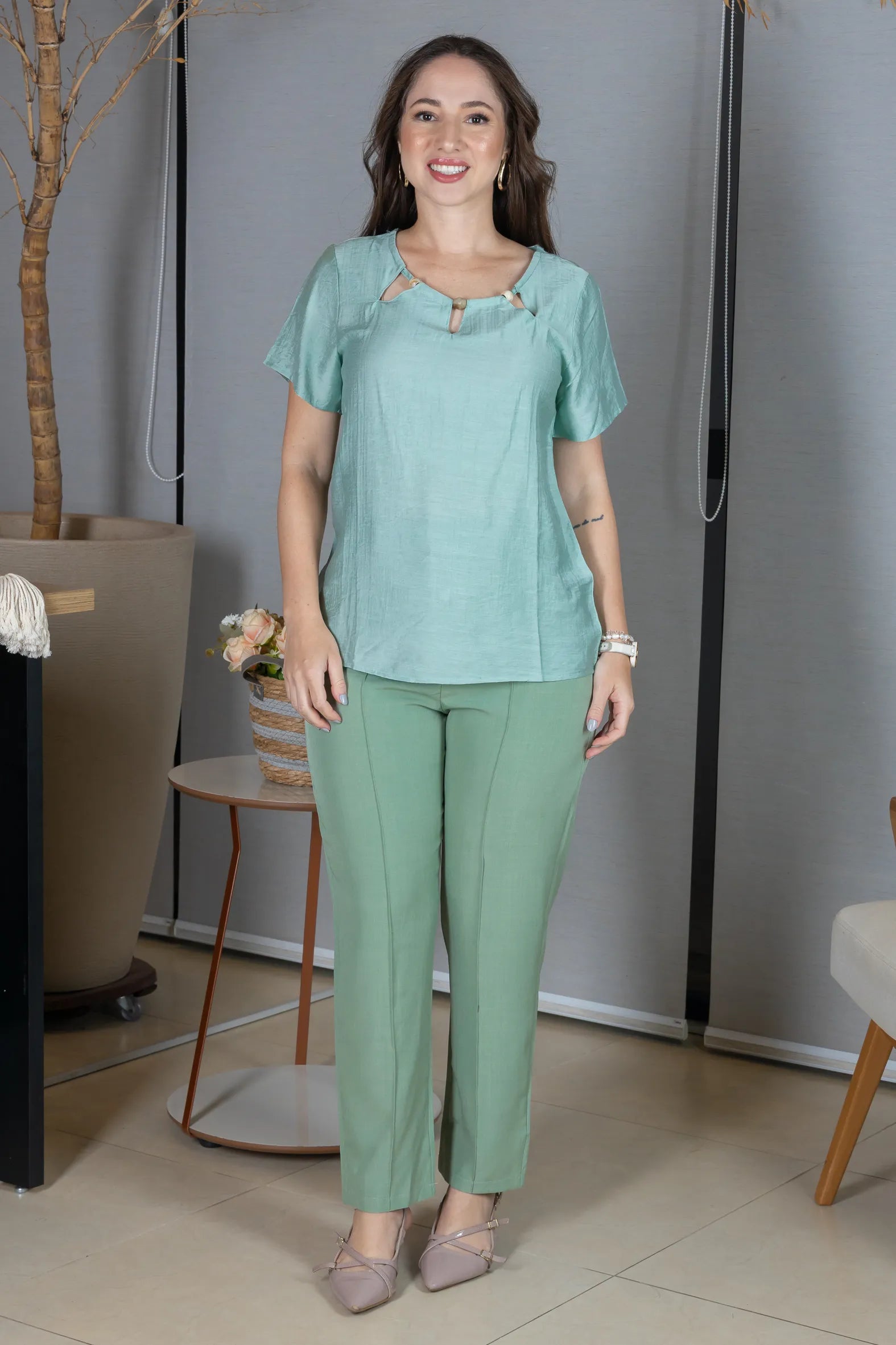 Blusa Manga Curta Crepe Comfort Recortes em "V" com Pedraria Sandra Verde