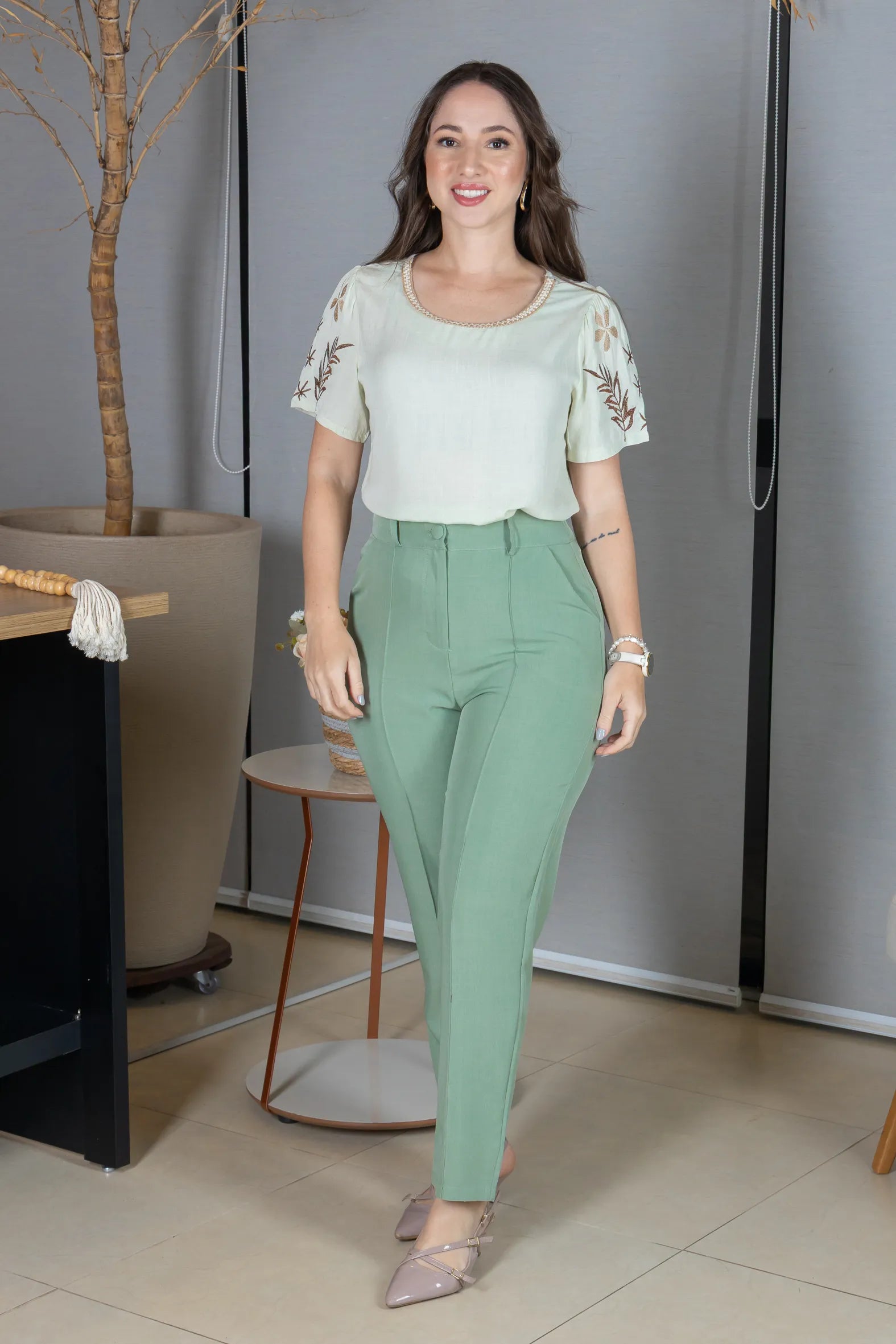 Blusa Manga Curta em Visco-Linho com Detalhes Bordados Flora Verde