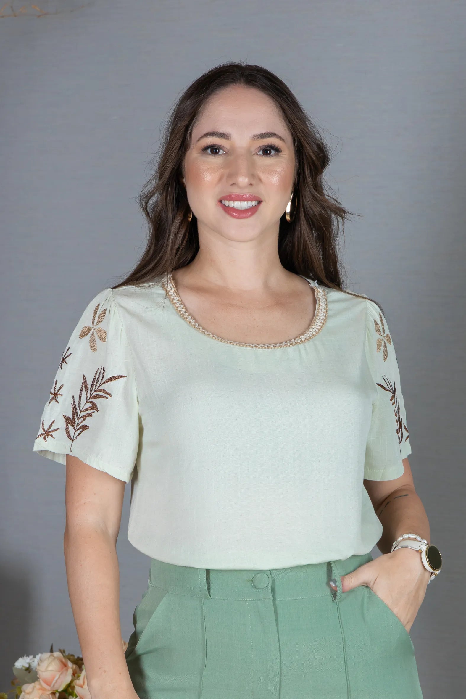 Blusa Manga Curta em Visco-Linho com Detalhes Bordados Flora Verde