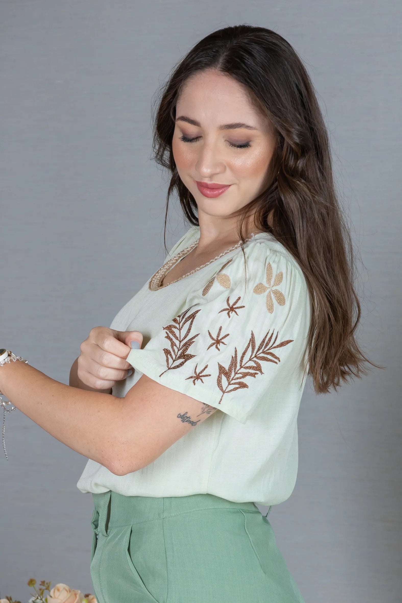 Blusa Manga Curta em Visco-Linho com Detalhes Bordados Flora Verde