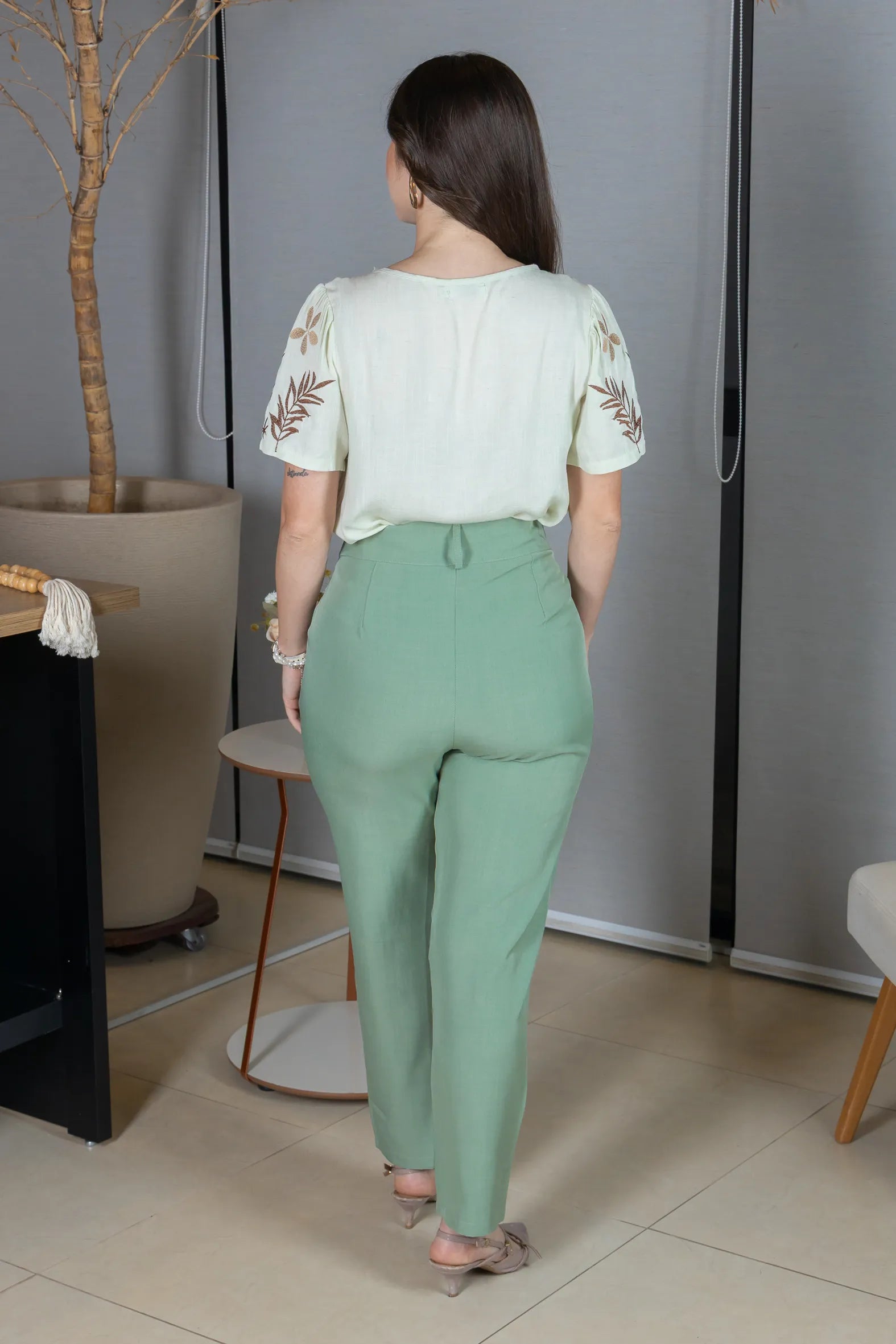 Blusa Manga Curta em Visco-Linho com Detalhes Bordados Flora Verde