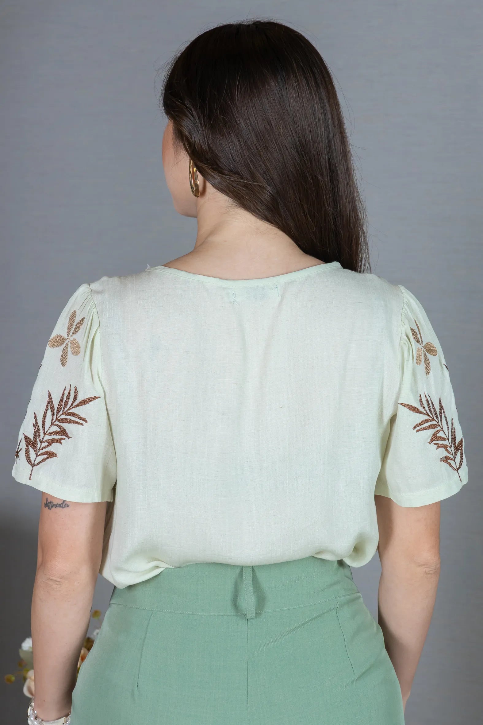 Blusa Manga Curta em Visco-Linho com Detalhes Bordados Flora Verde