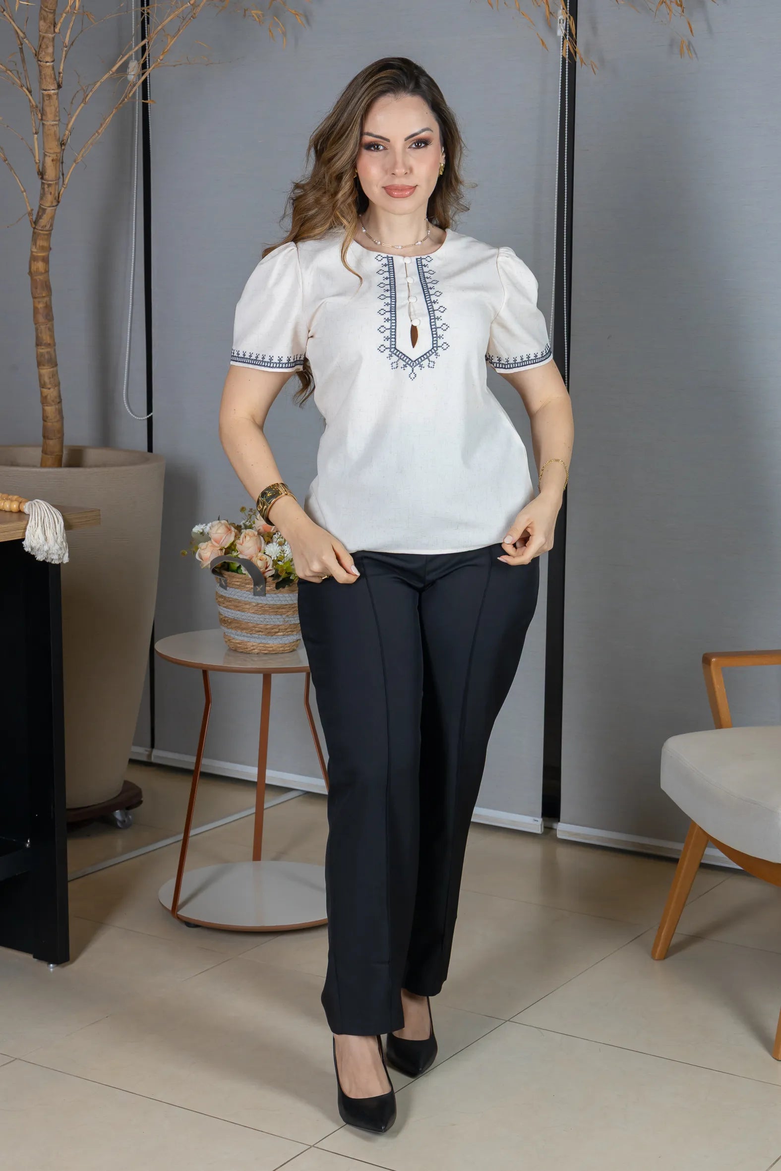 Blusa Manga Curta Poli-Linho Confort Detalhes Bordados e Botões Antônia Creme