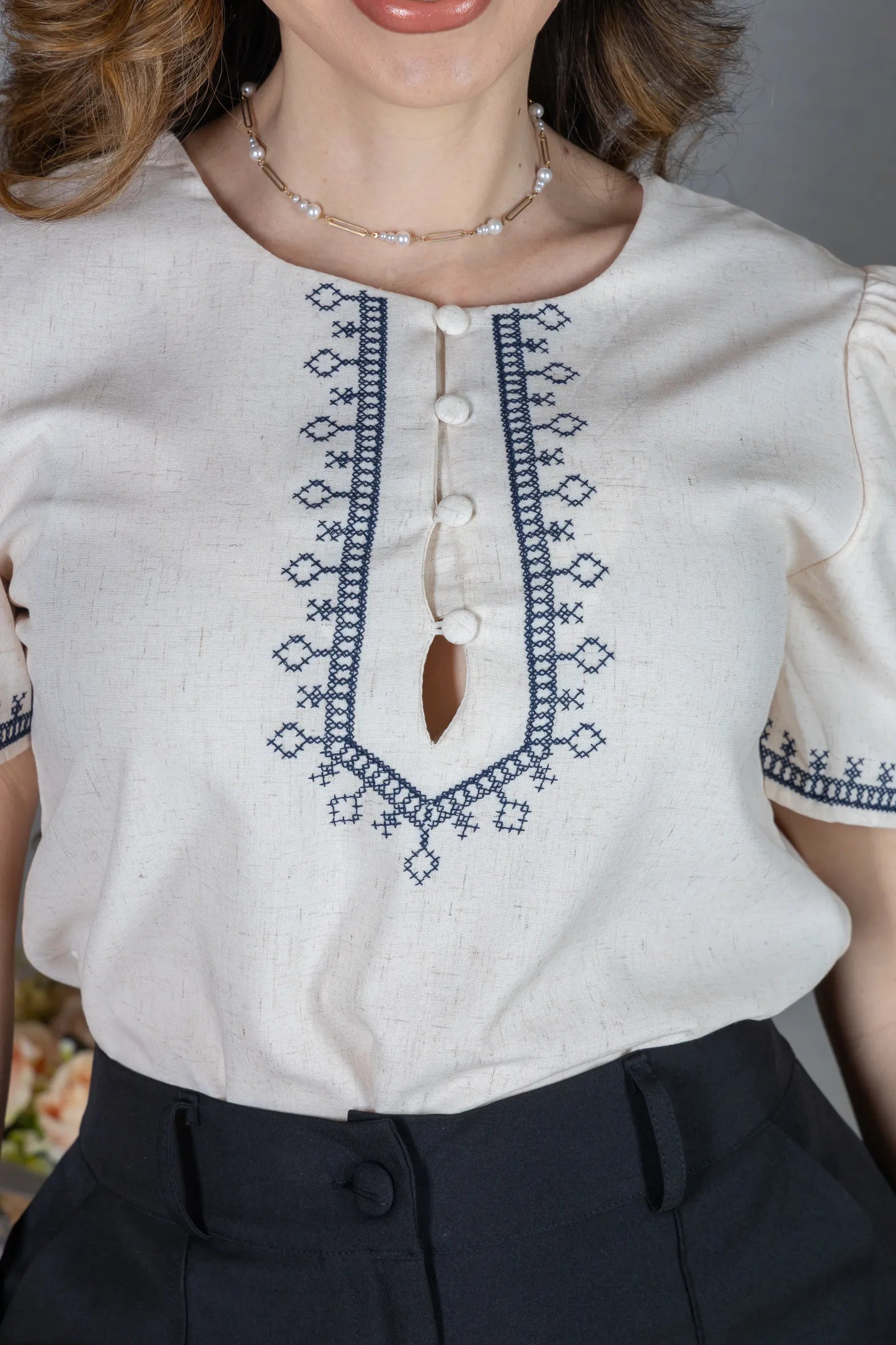 Blusa Manga Curta Poli-Linho Confort Detalhes Bordados e Botões Antônia Creme