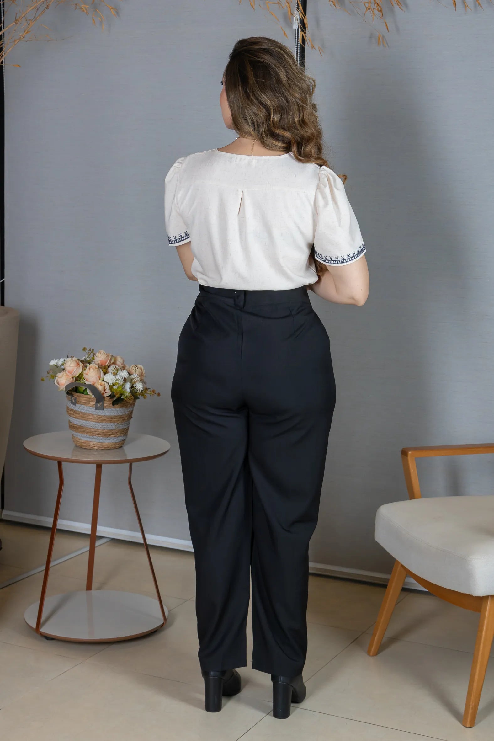 Blusa Manga Curta Poli-Linho Confort Detalhes Bordados e Botões Antônia Creme