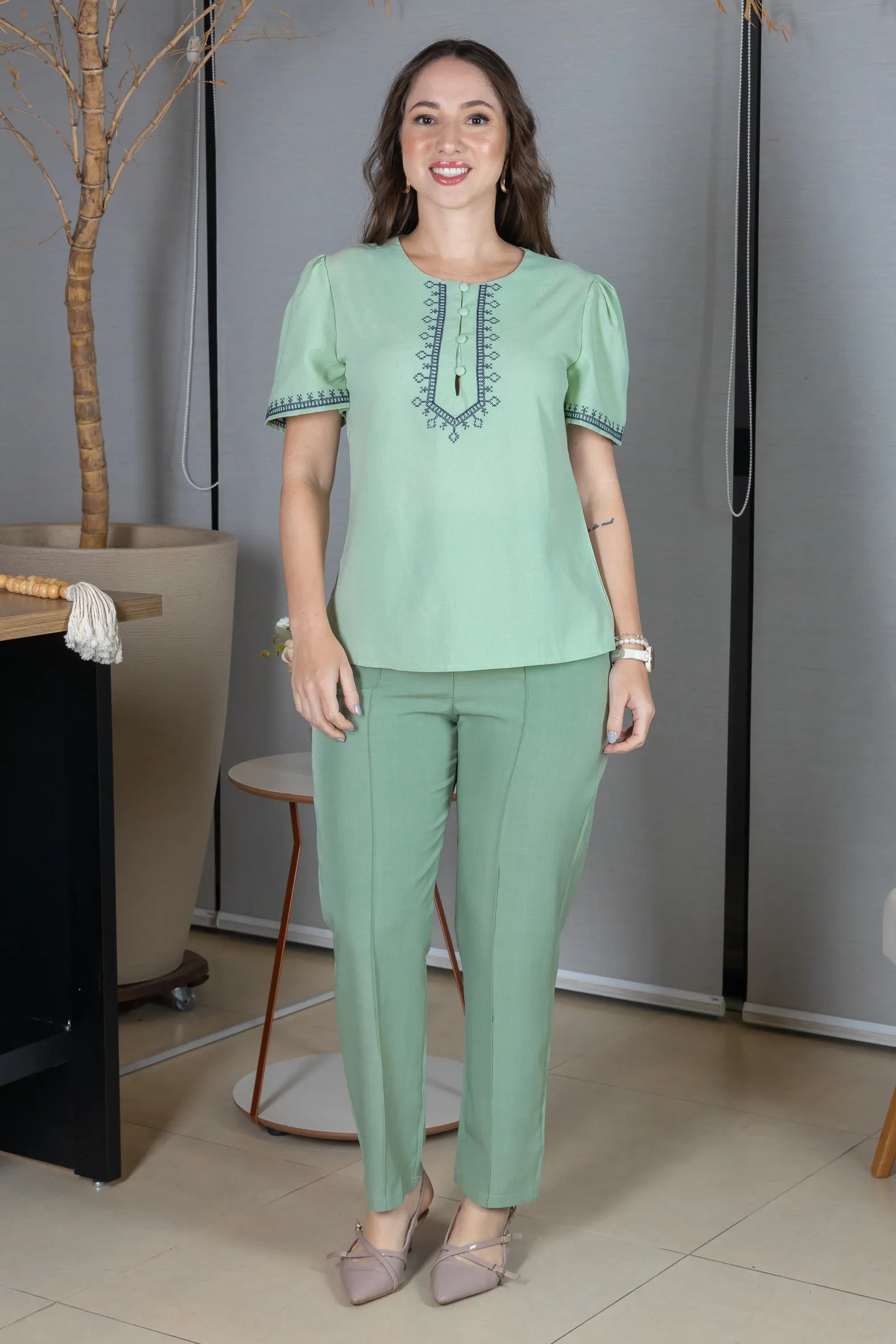 Blusa Manga Curta Poli-Linho Confort Detalhes Bordados e Botões Antônia Verde