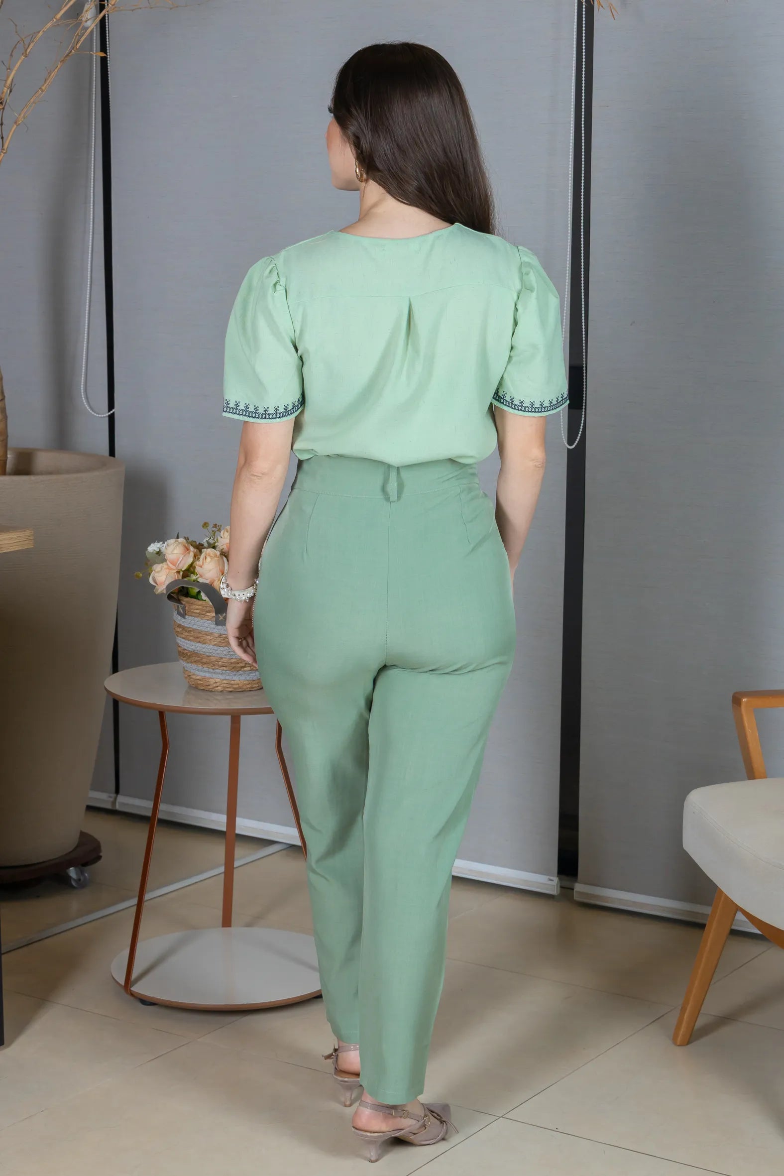 Blusa Manga Curta Poli-Linho Confort Detalhes Bordados e Botões Antônia Verde