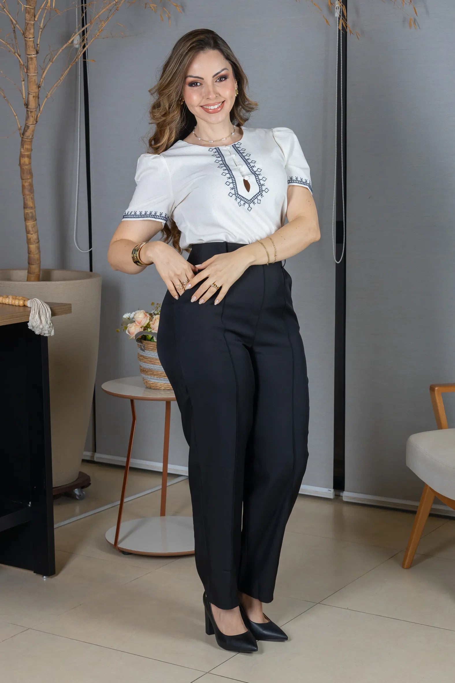 Blusa Manga Curta Poli-Linho Confort Detalhes Bordados e Botões Antônia Off White