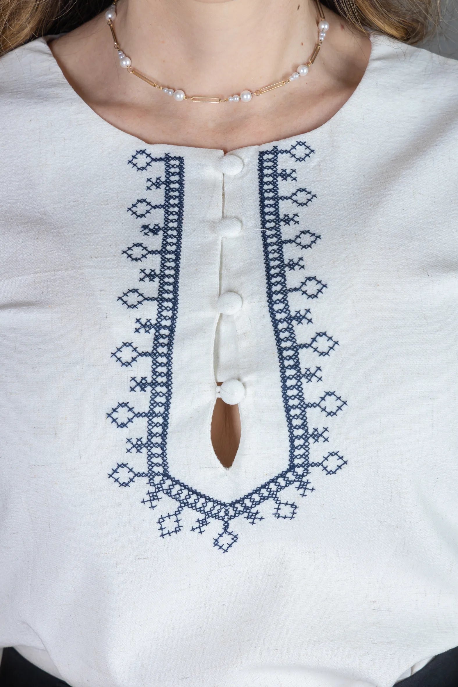 Blusa Manga Curta Poli-Linho Confort Detalhes Bordados e Botões Antônia Off White