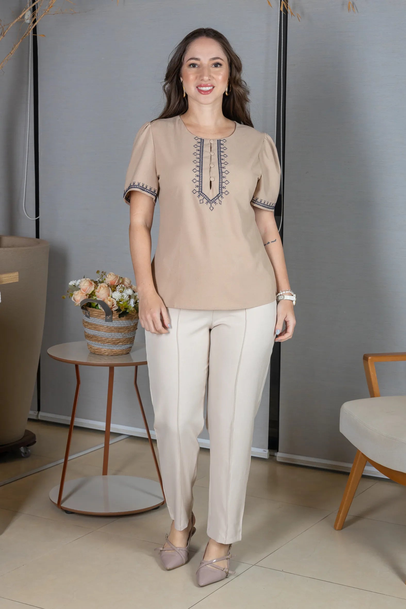 Blusa Manga Curta Poli-Linho Confort Detalhes Bordados e Botões Antônia Marrom