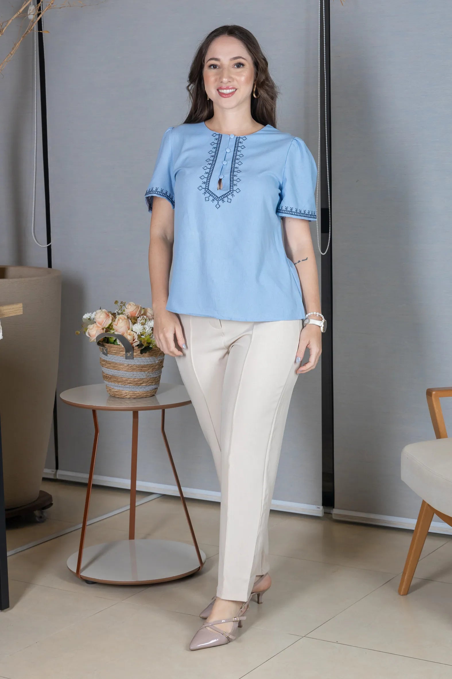Blusa Manga Curta Poli-Linho Confort Detalhes Bordados e Botões Antônia Azul