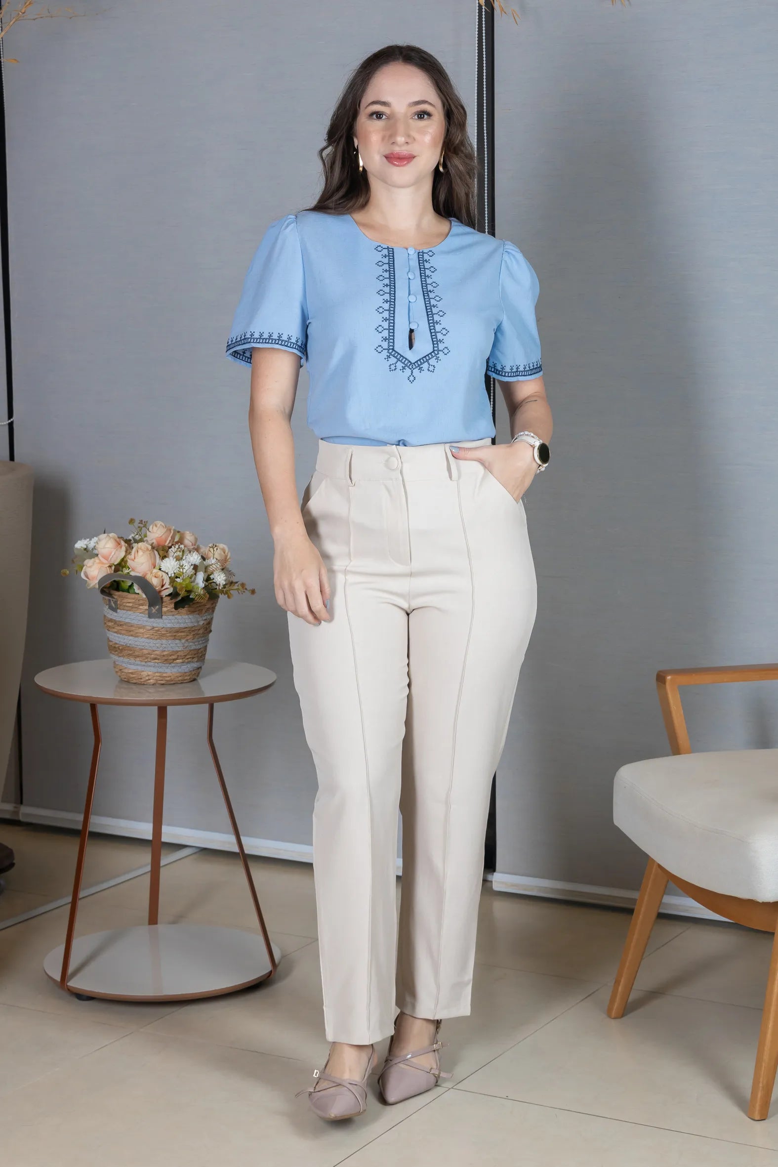 Blusa Manga Curta Poli-Linho Confort Detalhes Bordados e Botões Antônia Azul