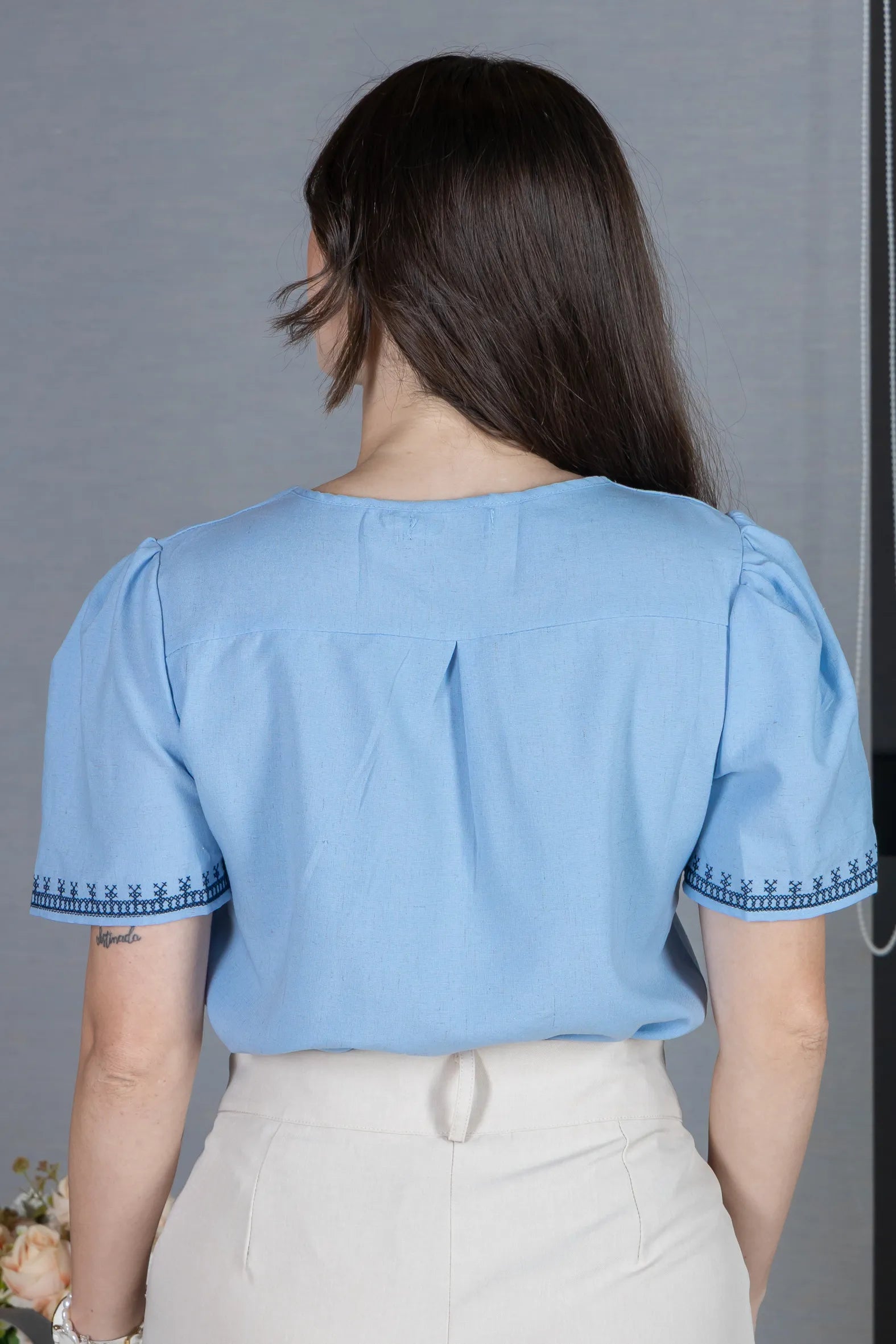 Blusa Manga Curta Poli-Linho Confort Detalhes Bordados e Botões Antônia Azul