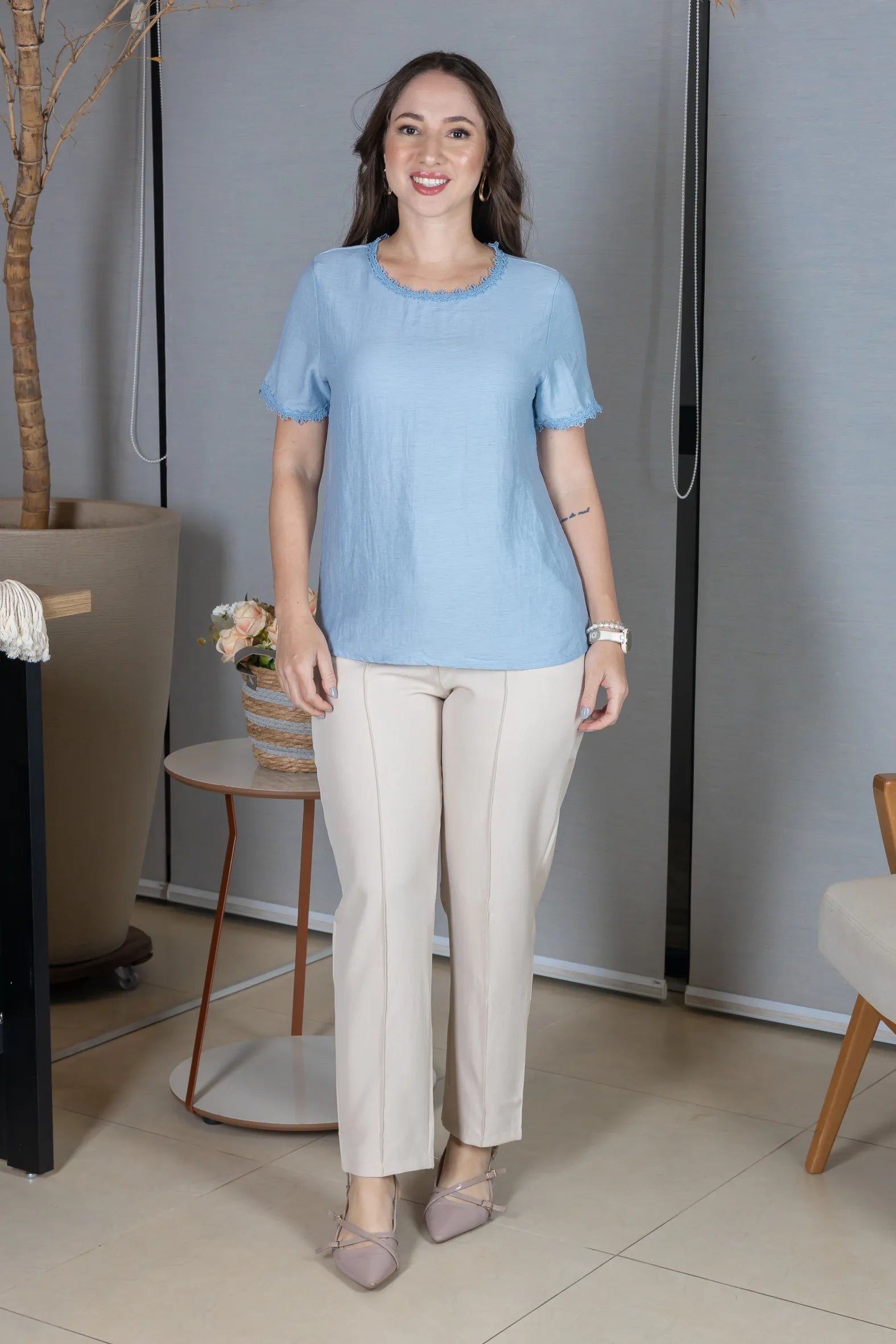 Blusa Manga Curta em Visco Eco Blend com Detalhes Bordados Leila Azul