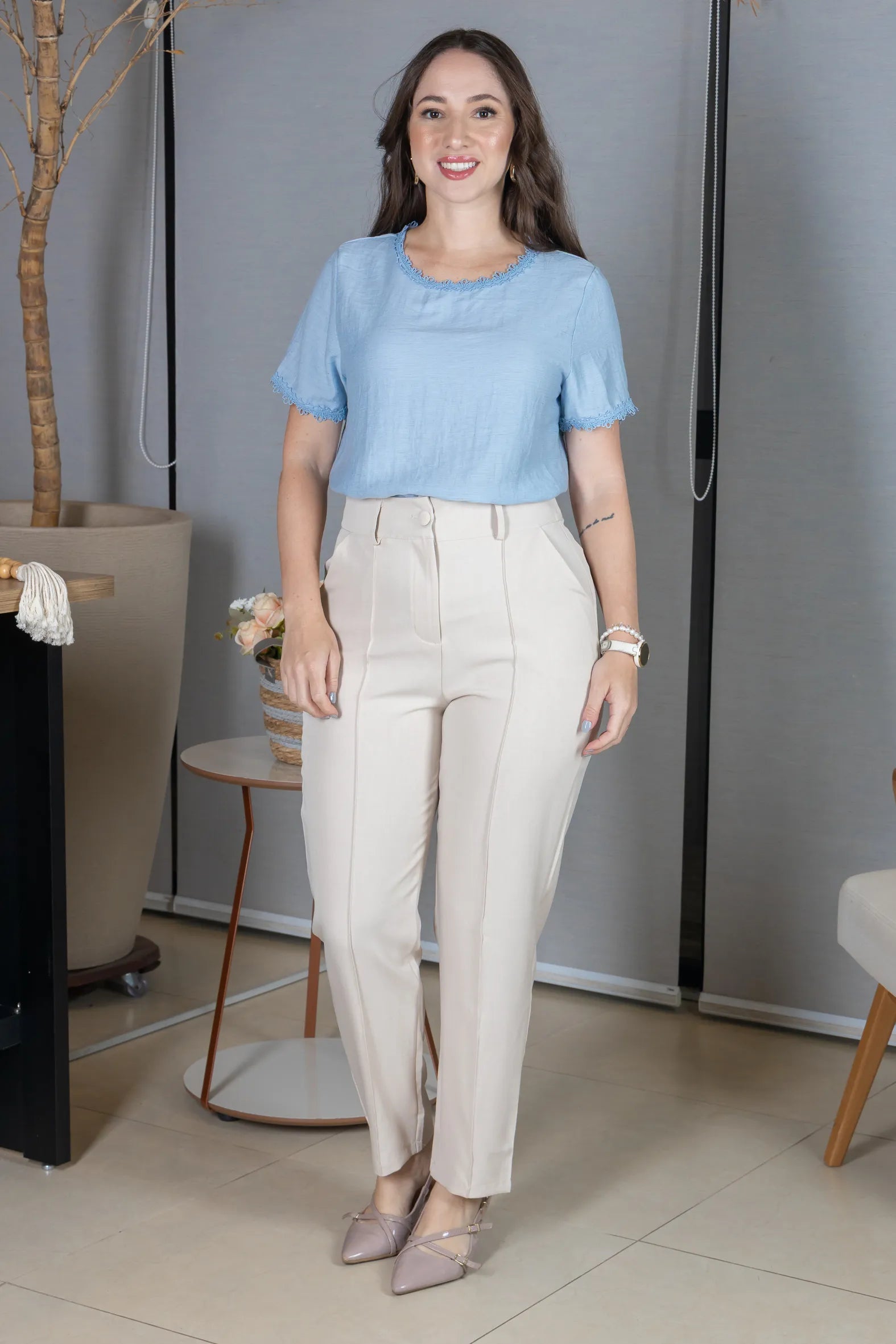 Blusa Manga Curta em Visco Eco Blend com Detalhes Bordados Leila Azul