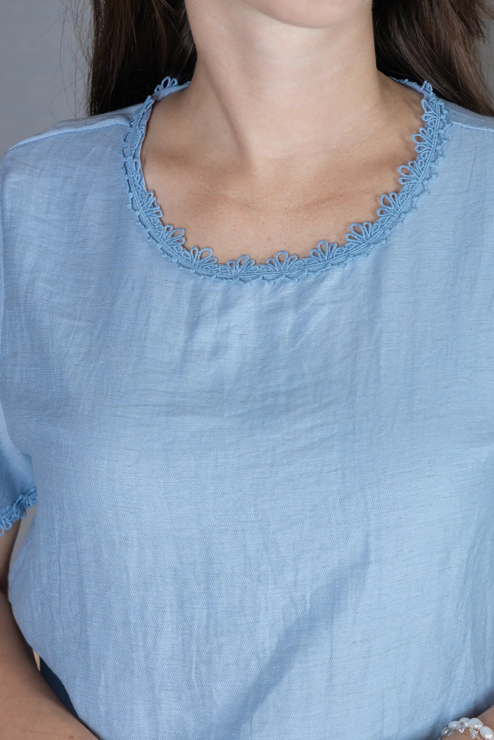 Blusa Manga Curta em Visco Eco Blend com Detalhes Bordados Leila Azul