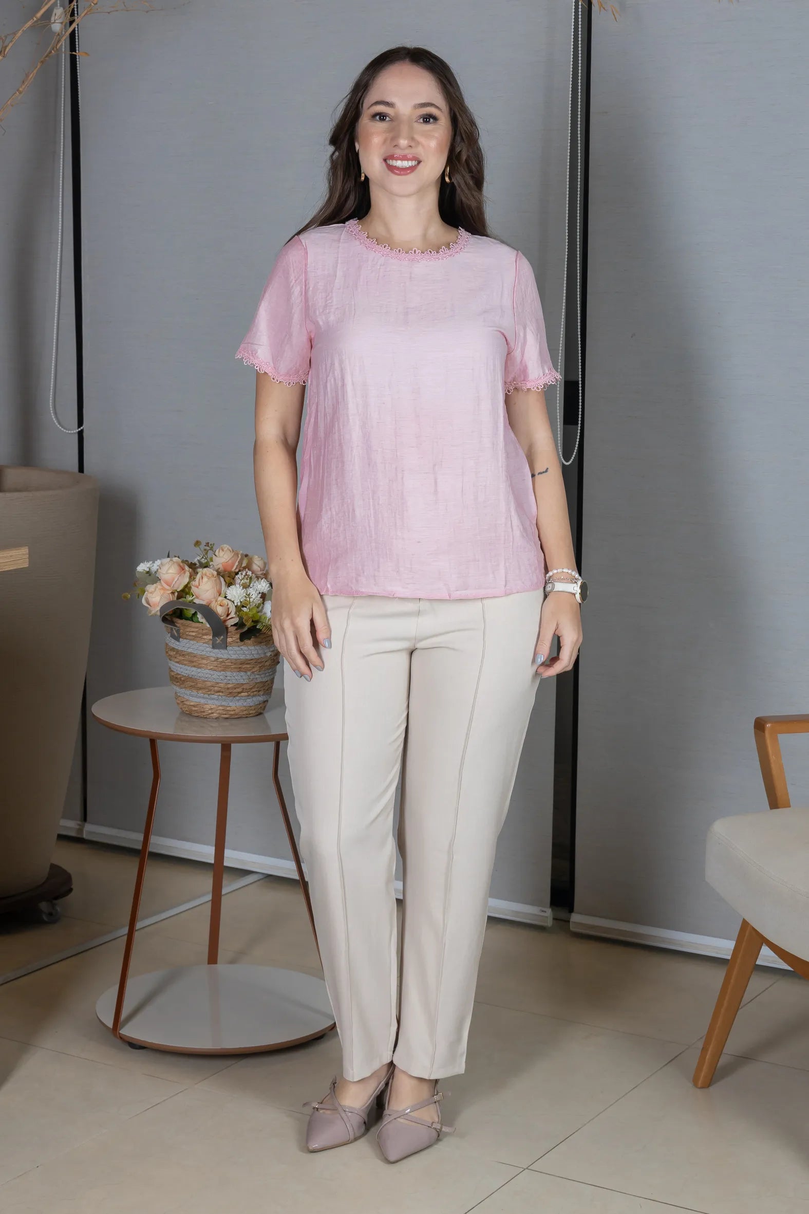 Blusa Manga Curta em Visco Eco Blend com Detalhes Bordados Leila Rosa