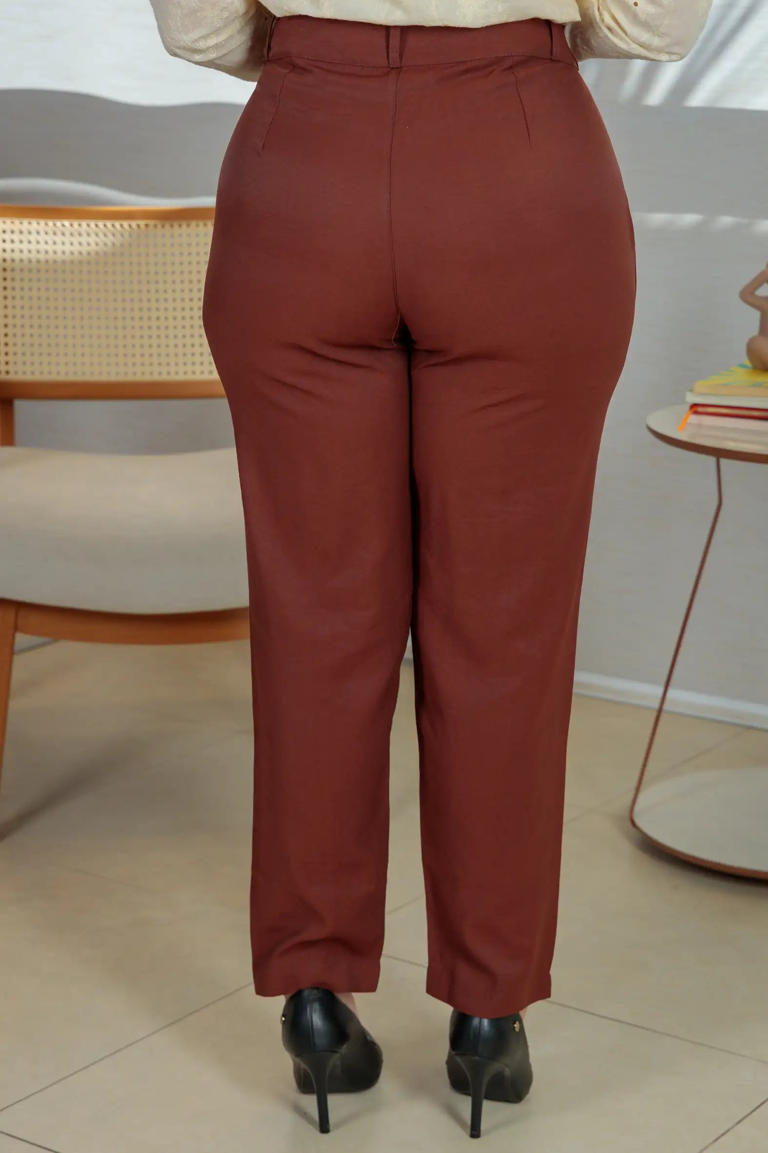 Calça Corte Reto Alfaiataria Serena Laísa Marrom