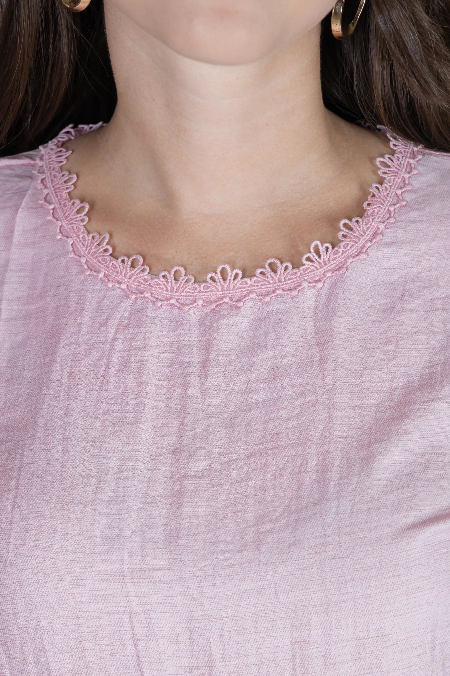 Blusa Manga Curta em Visco Eco Blend com Detalhes Bordados Leila Rosa