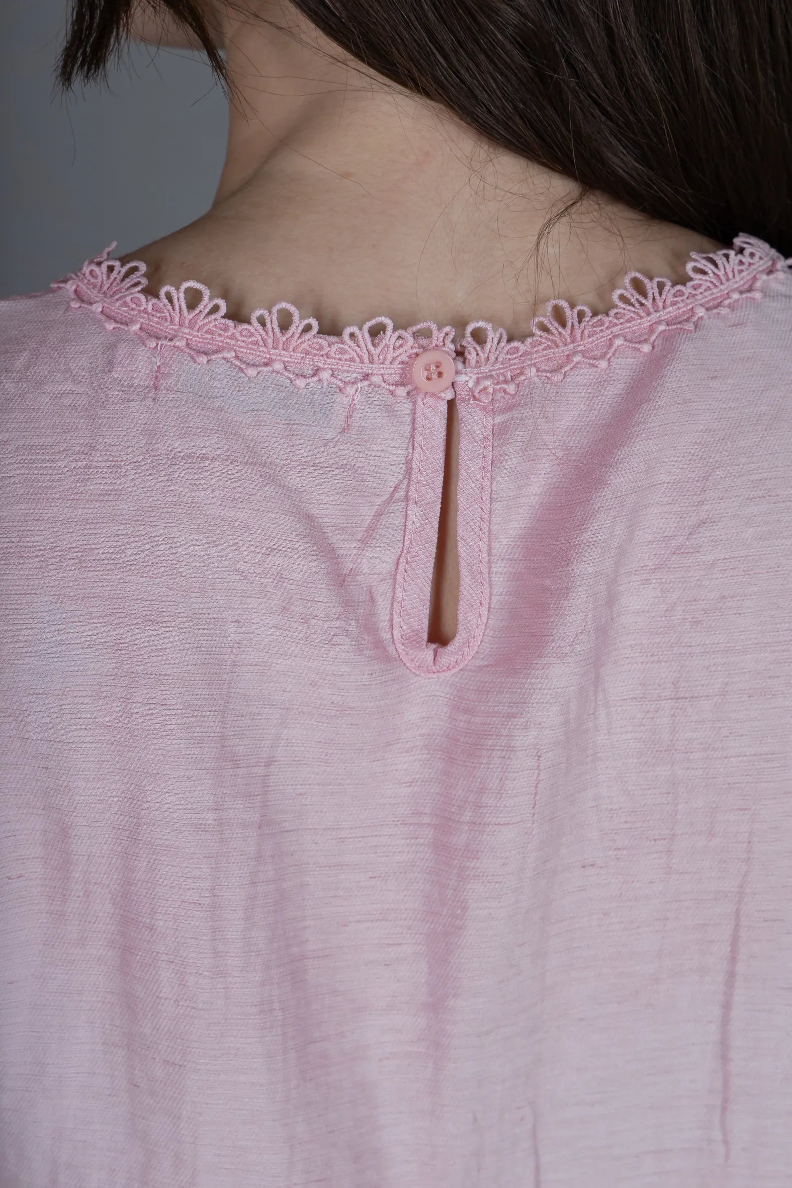 Blusa Manga Curta em Visco Eco Blend com Detalhes Bordados Leila Rosa