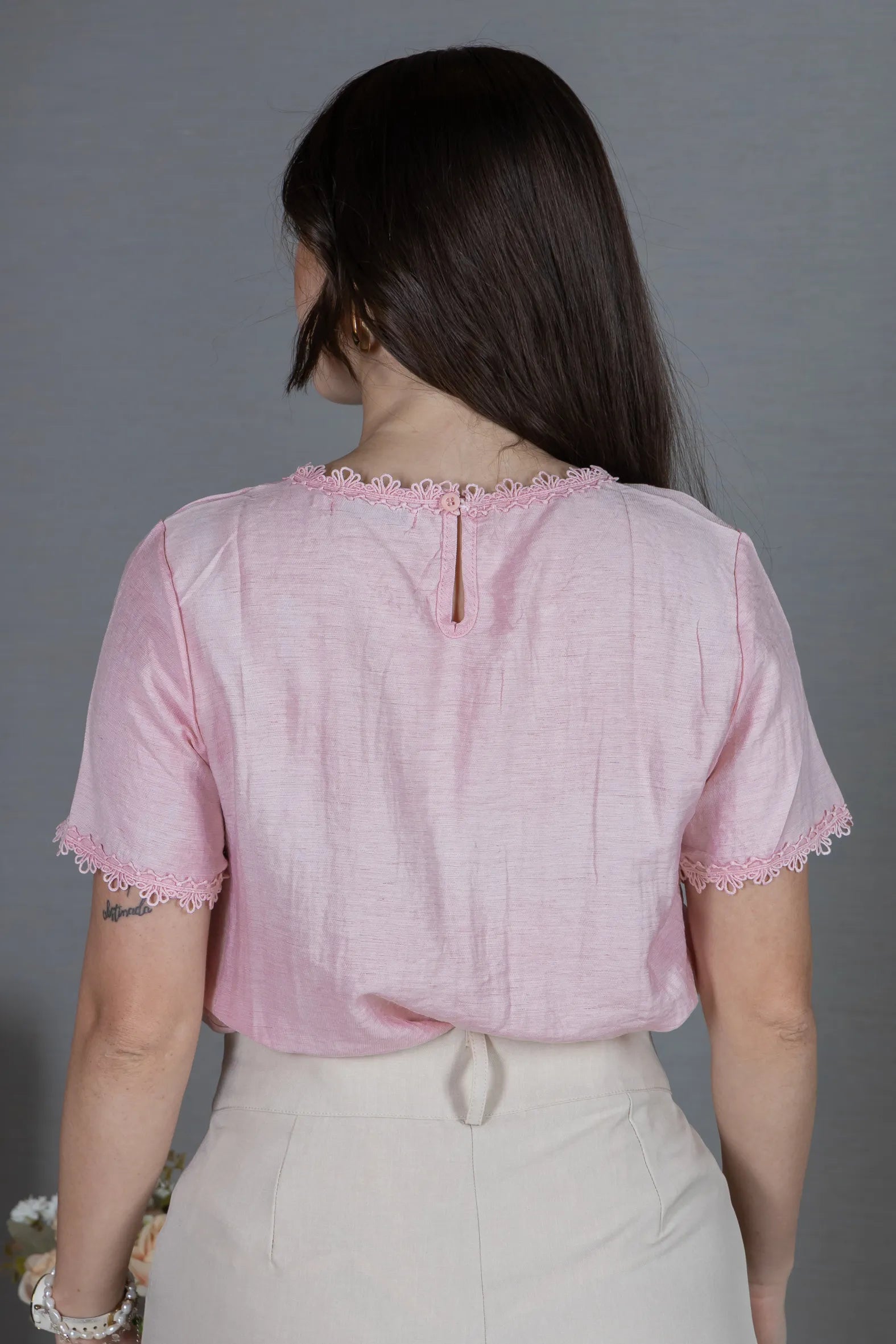 Blusa Manga Curta em Visco Eco Blend com Detalhes Bordados Leila Rosa