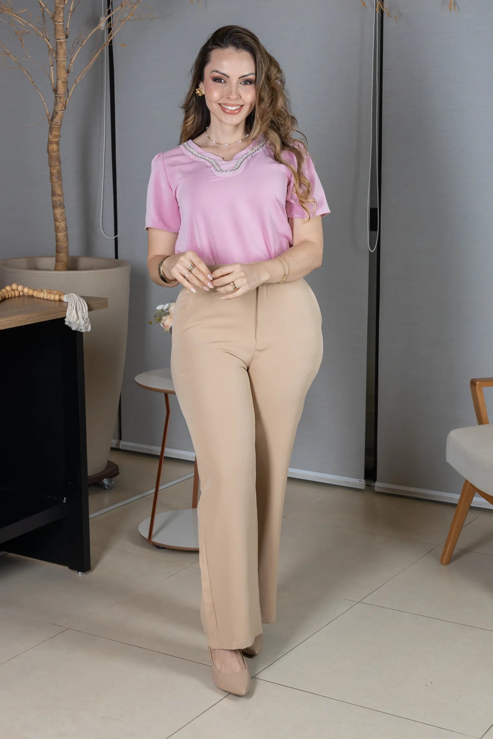 Blusa Manga Curta em Crepe Classic com Decote em "V" e Bordados no Colo Laura Rosa
