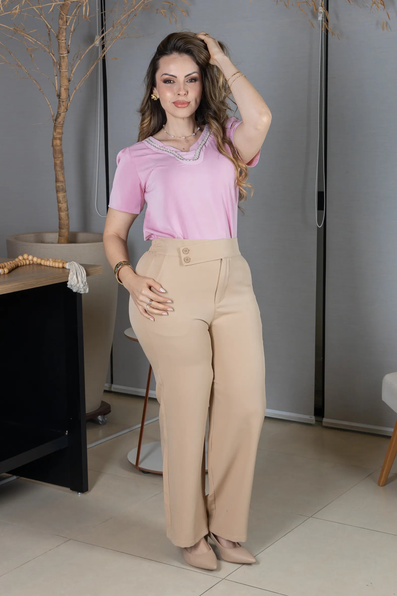 Blusa Manga Curta em Crepe Classic com Decote em "V" e Bordados no Colo Laura Rosa